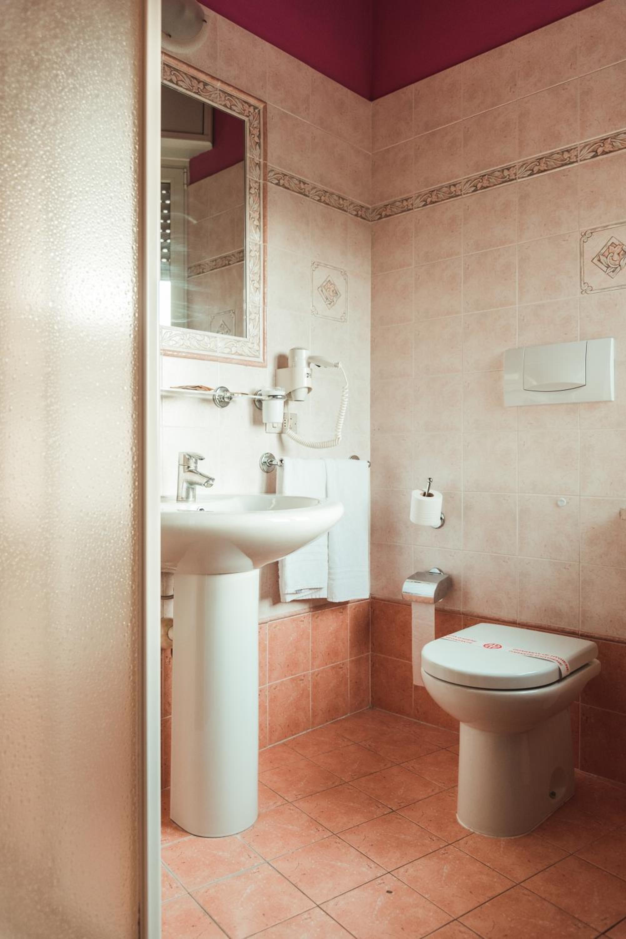 Deluxe Double or Twin Room with Lake View - Photo 5