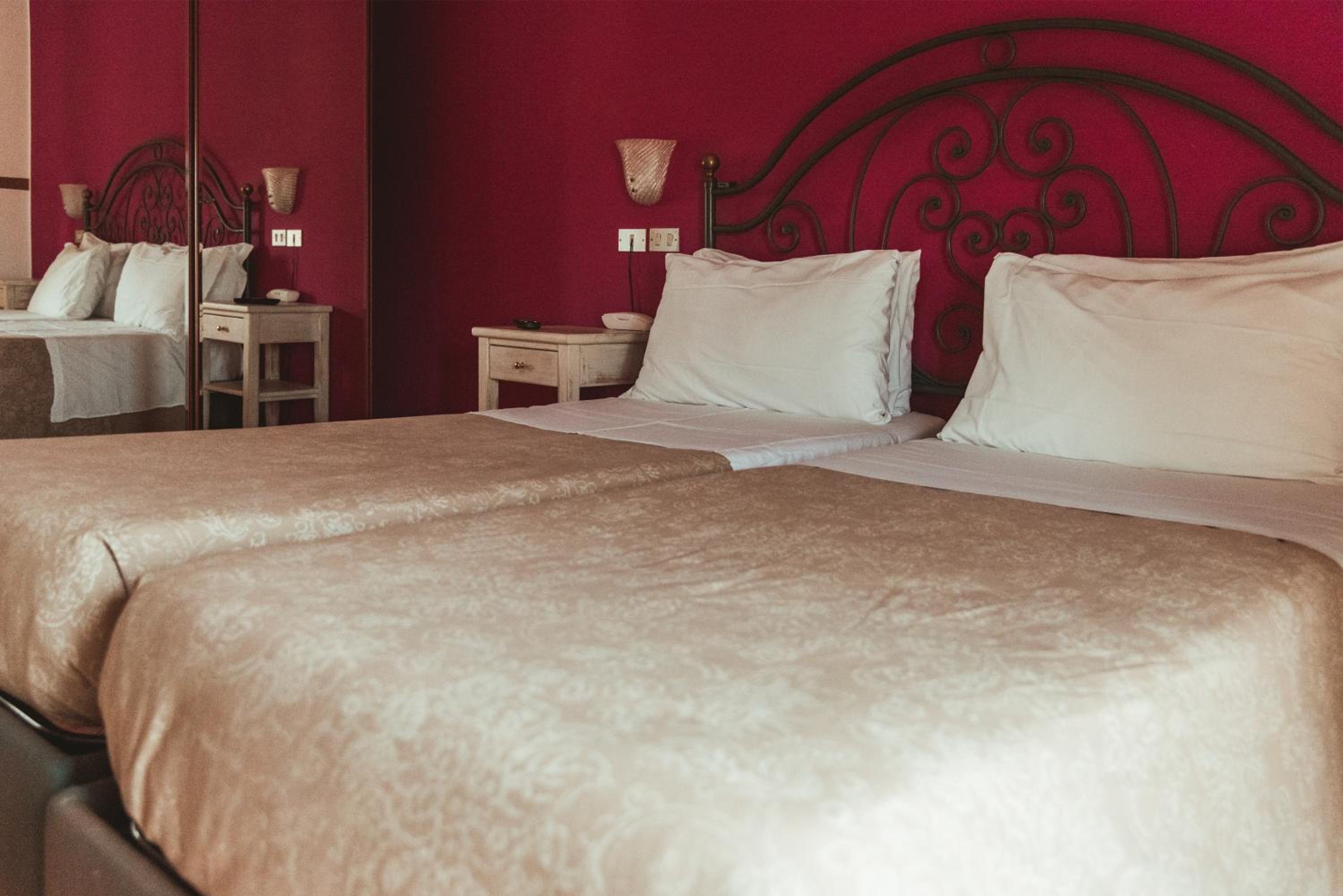 Deluxe Double or Twin Room with Lake View - Photo 1