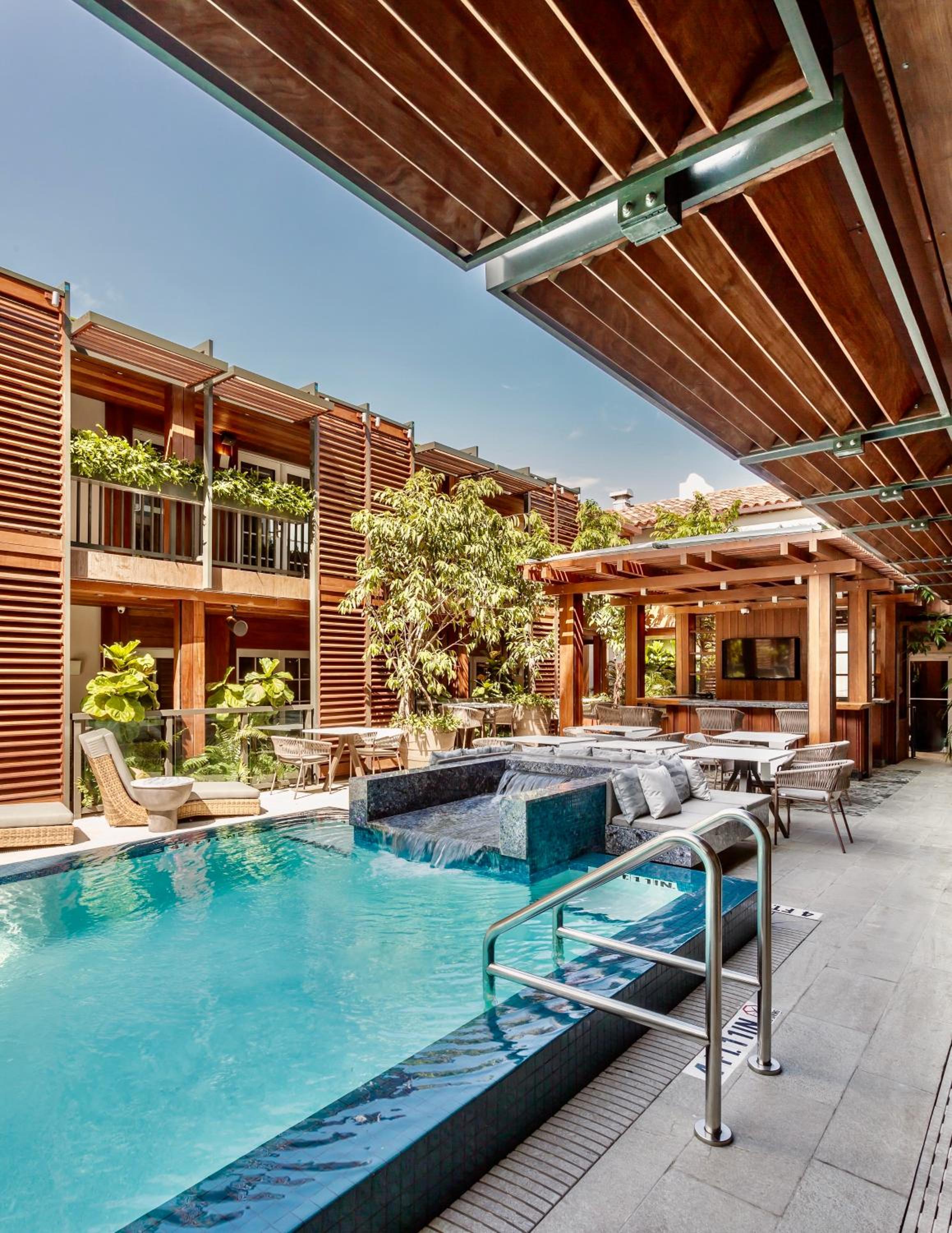 Double or Twin Room with Pool View - Photo 6