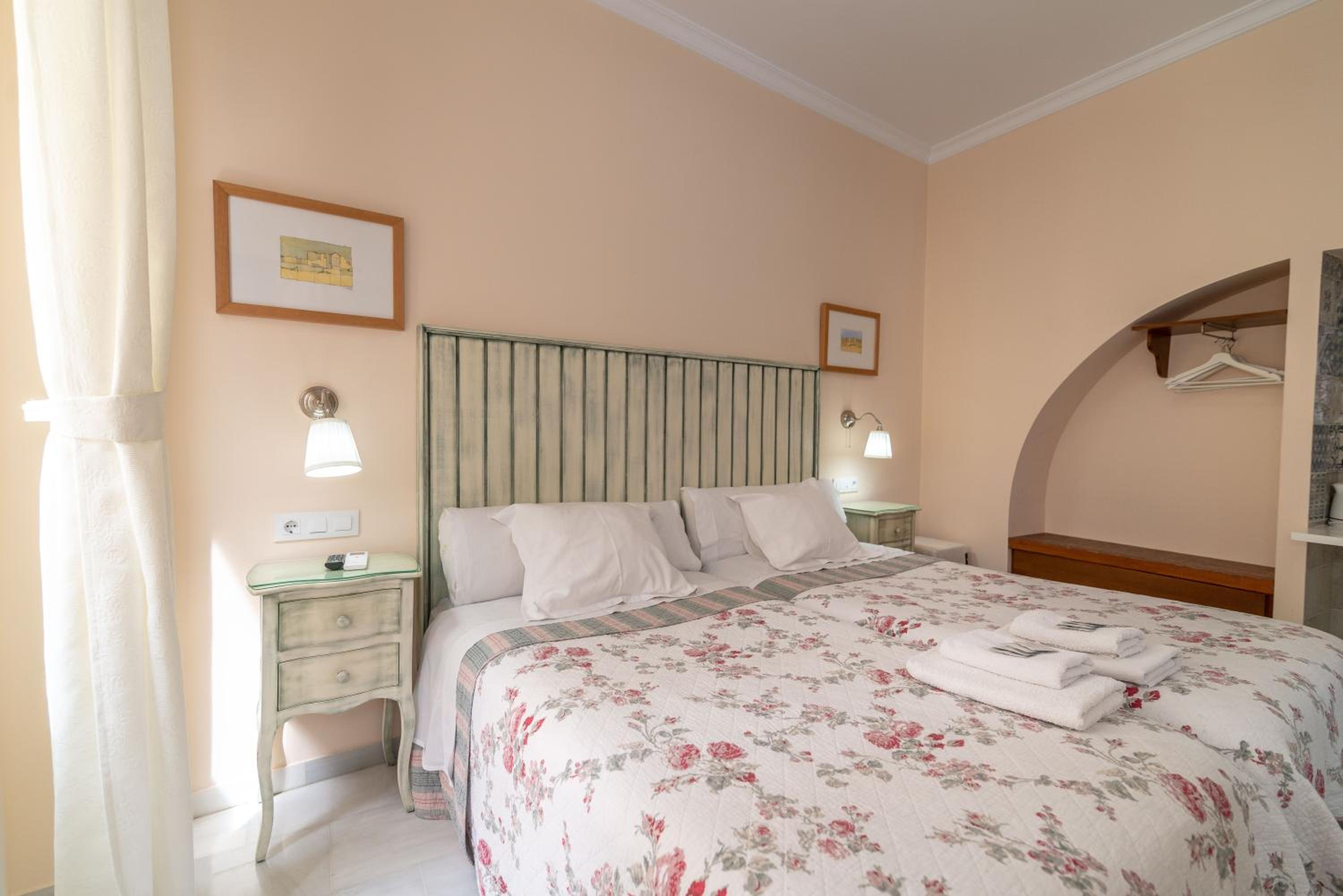 Standard Double Room - Photo 2
