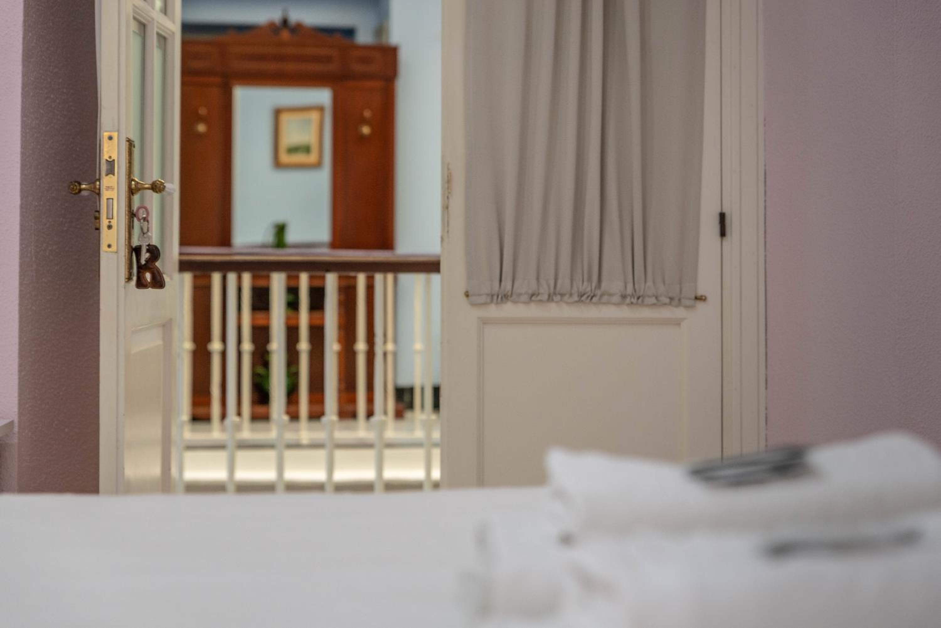 Standard Double Room - Photo 9