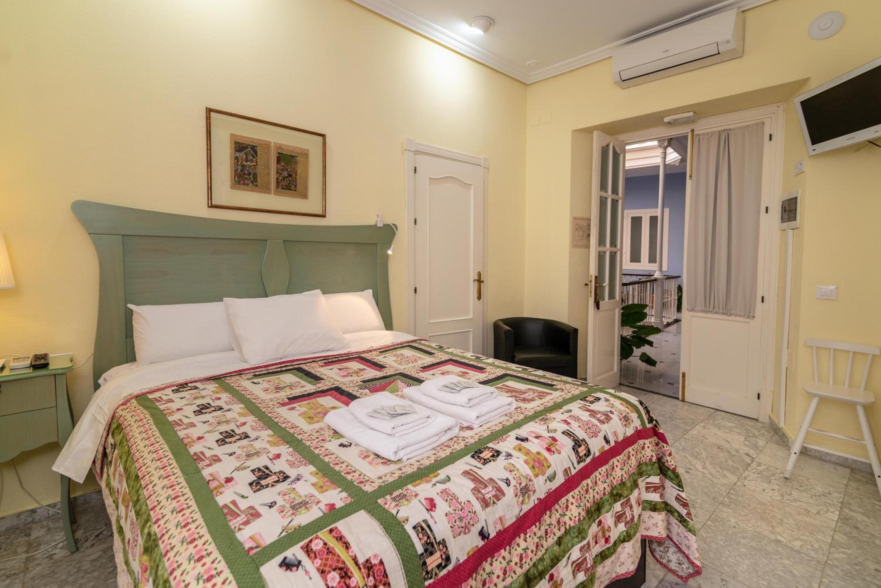 Standard Double Room - Photo 7