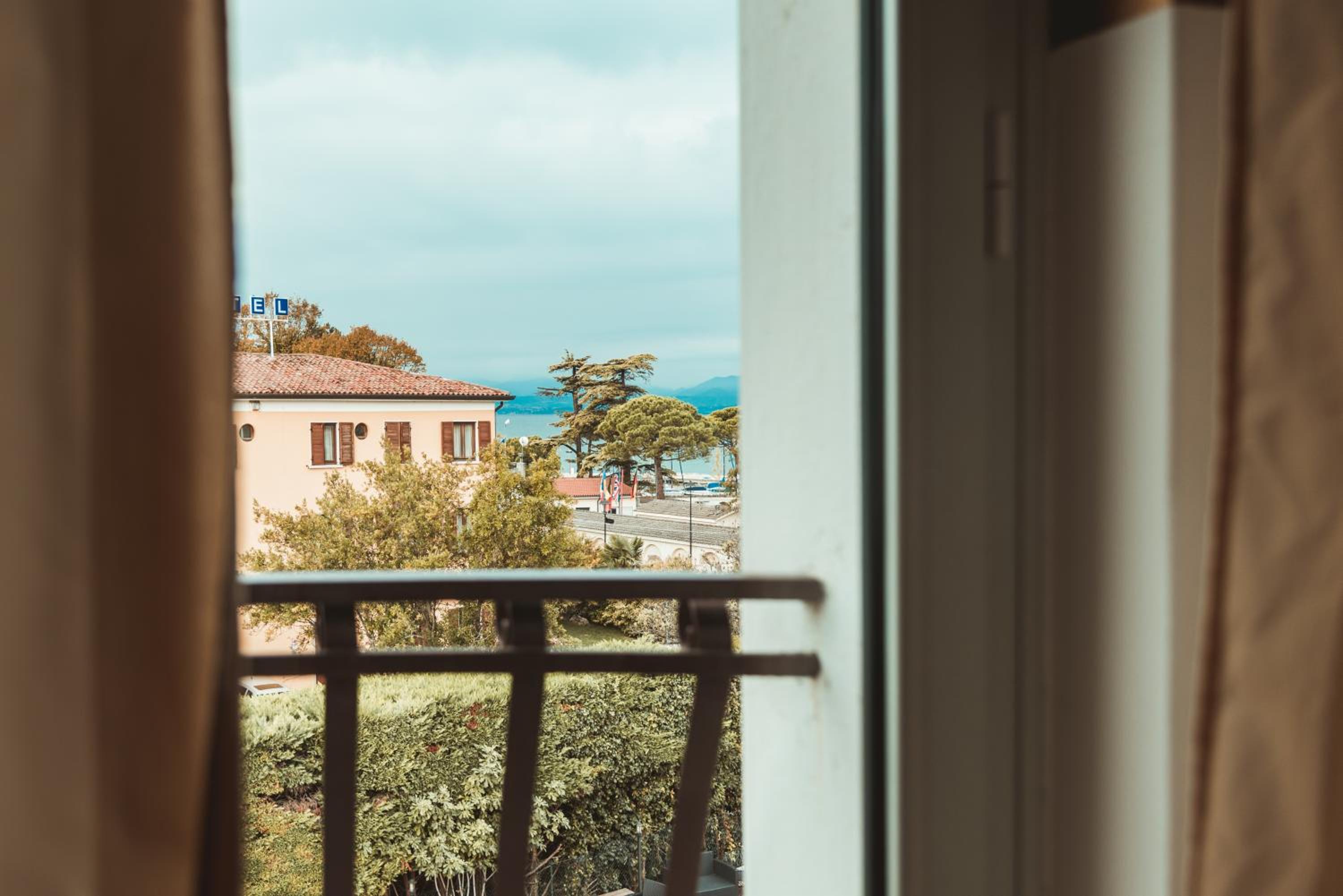 Deluxe Double or Twin Room with Lake View - Photo 6