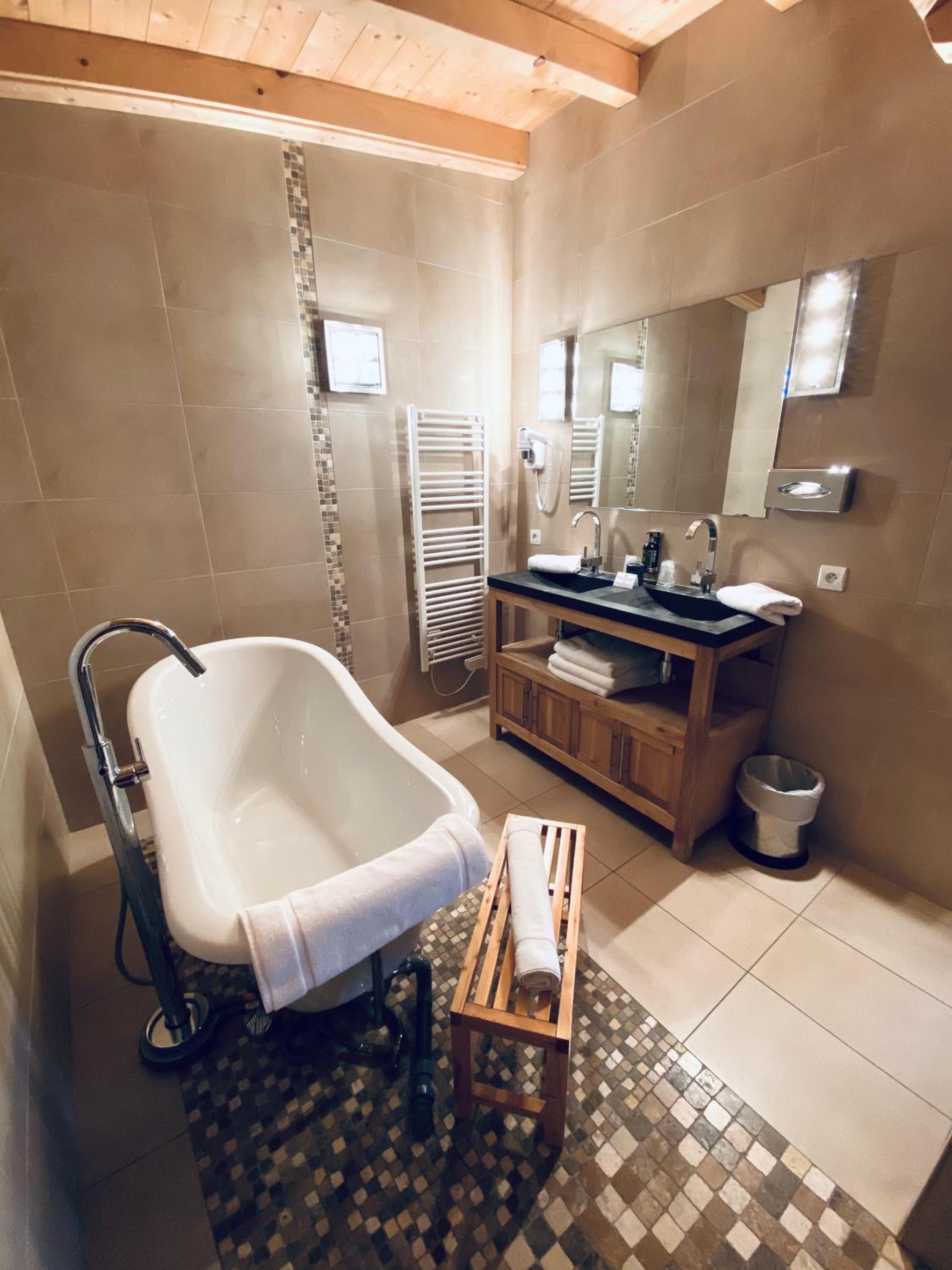 Executive Suite - Photo 5
