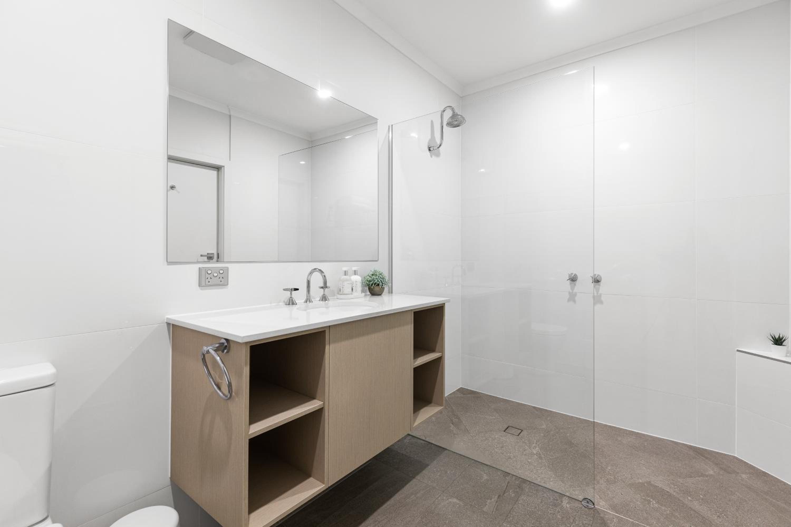 Executive Suite - Photo 4