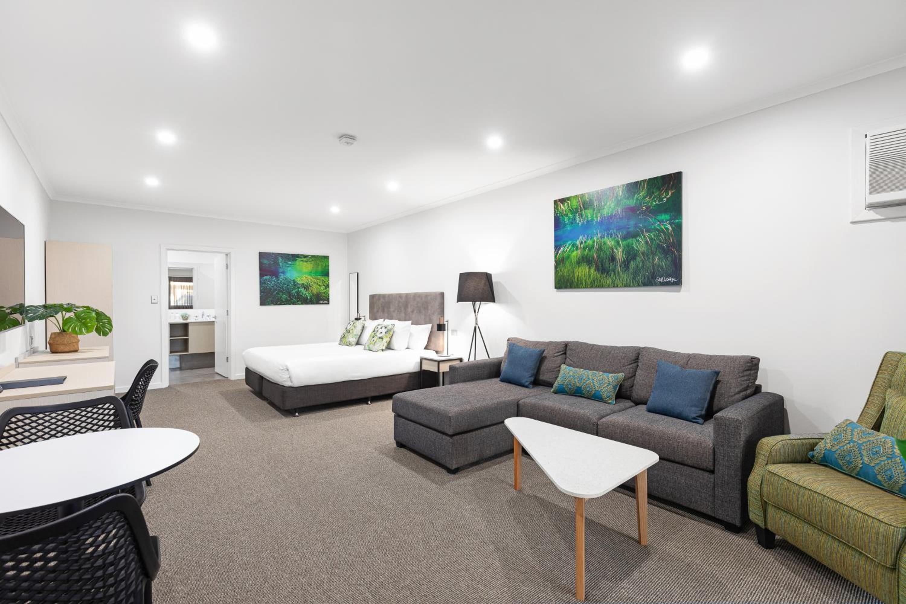 Executive Suite - Photo 1