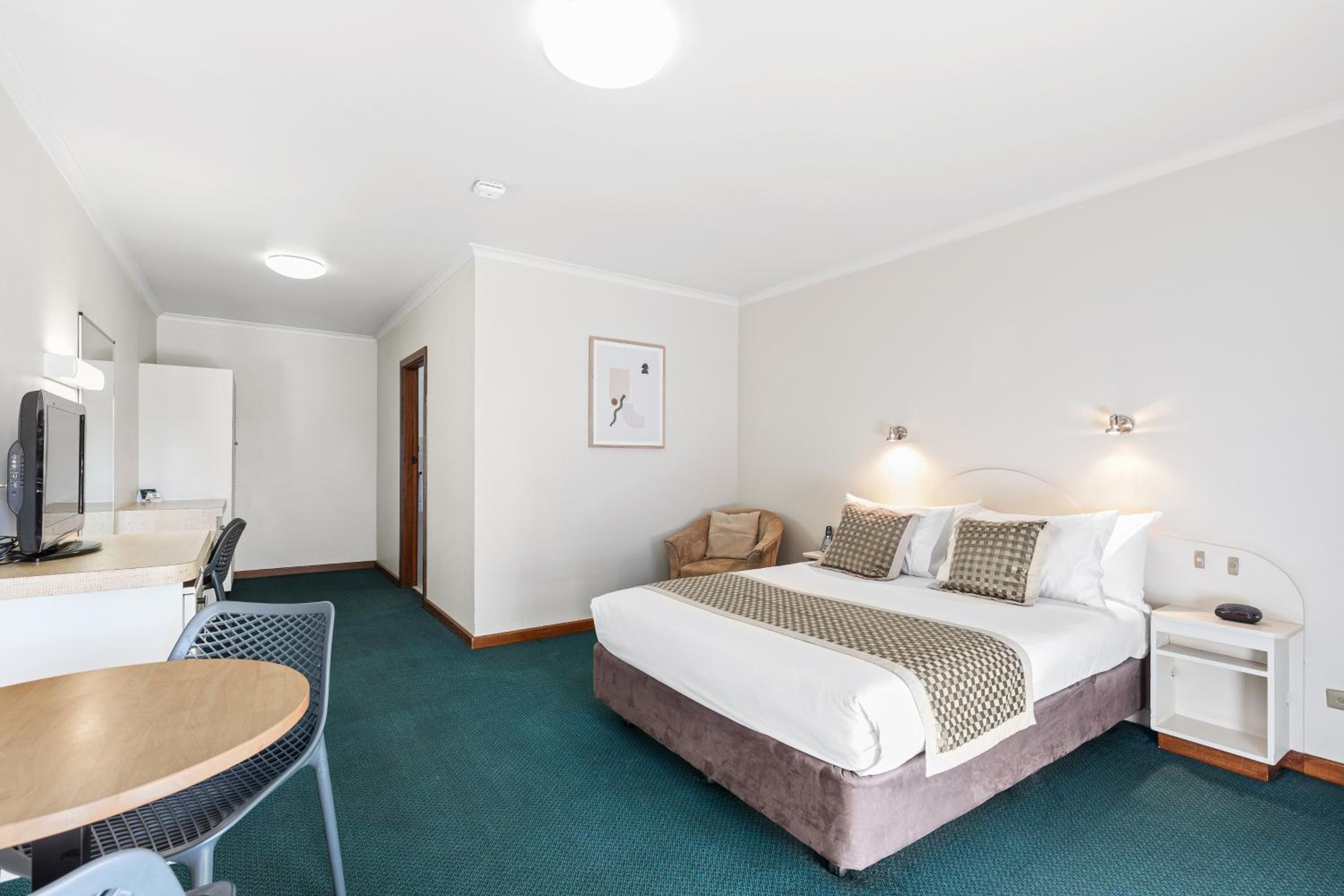 Standard Queen Suite - Photo 10