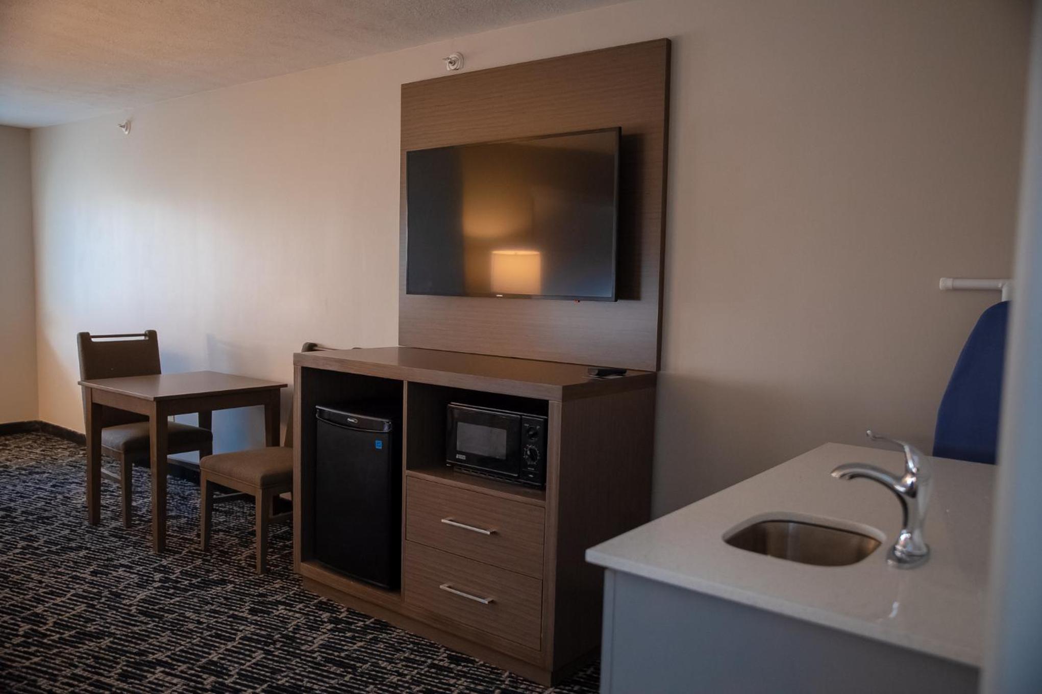 King Suite with Sofa Bed - Non-Smoking - Photo 7