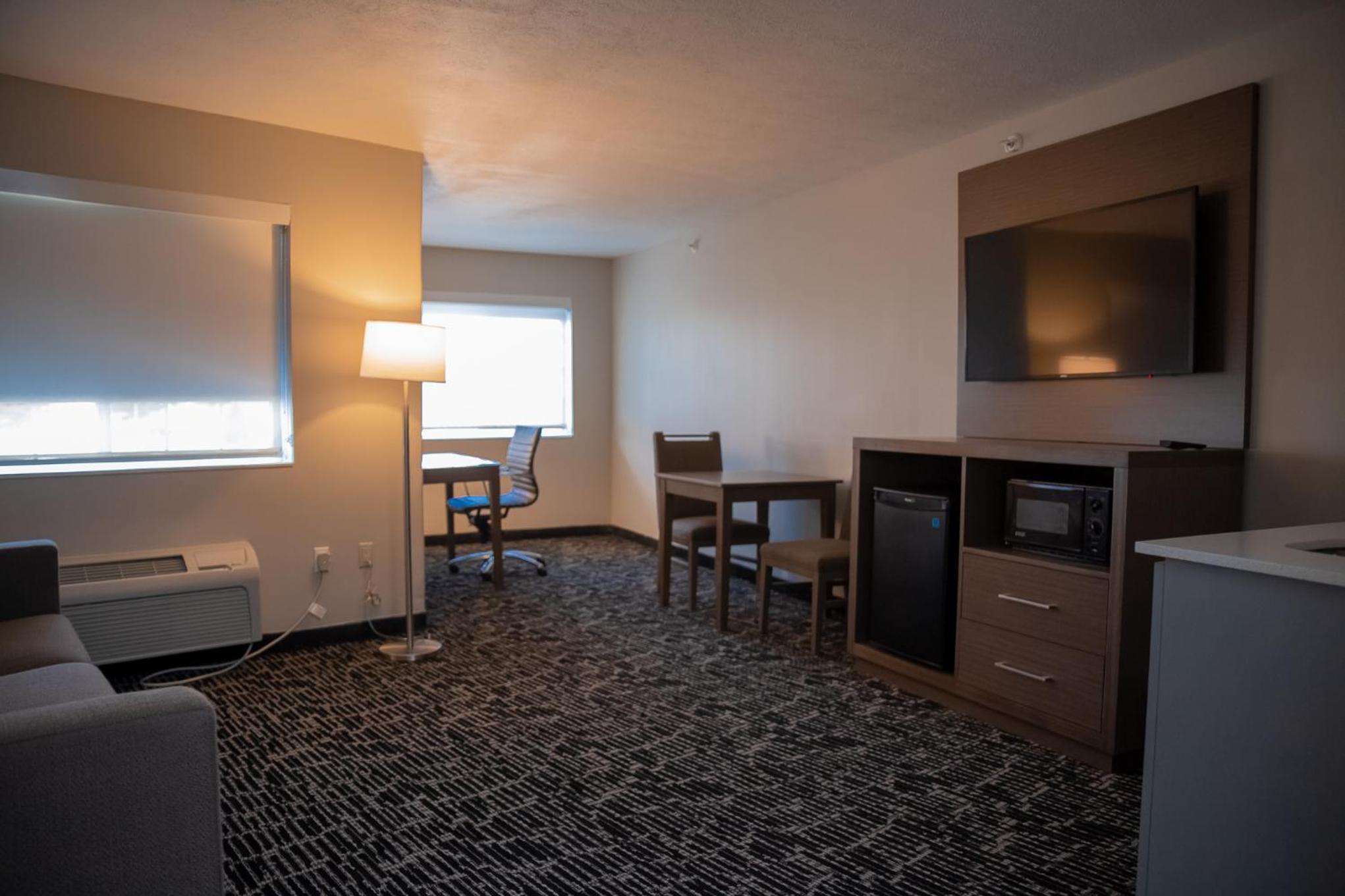 King Suite with Sofa Bed - Non-Smoking - Photo 5