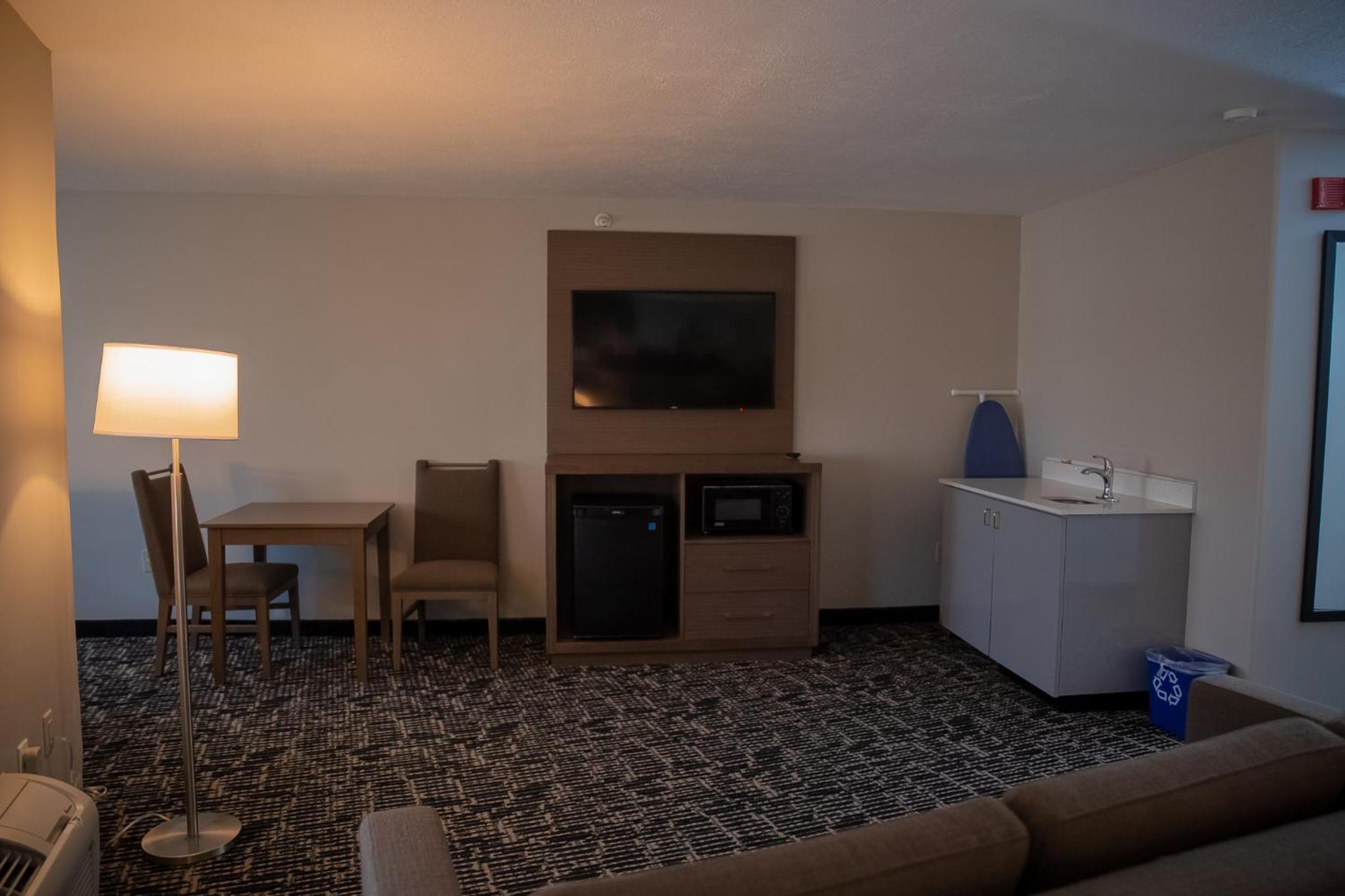 King Suite with Sofa Bed - Non-Smoking - Photo 6