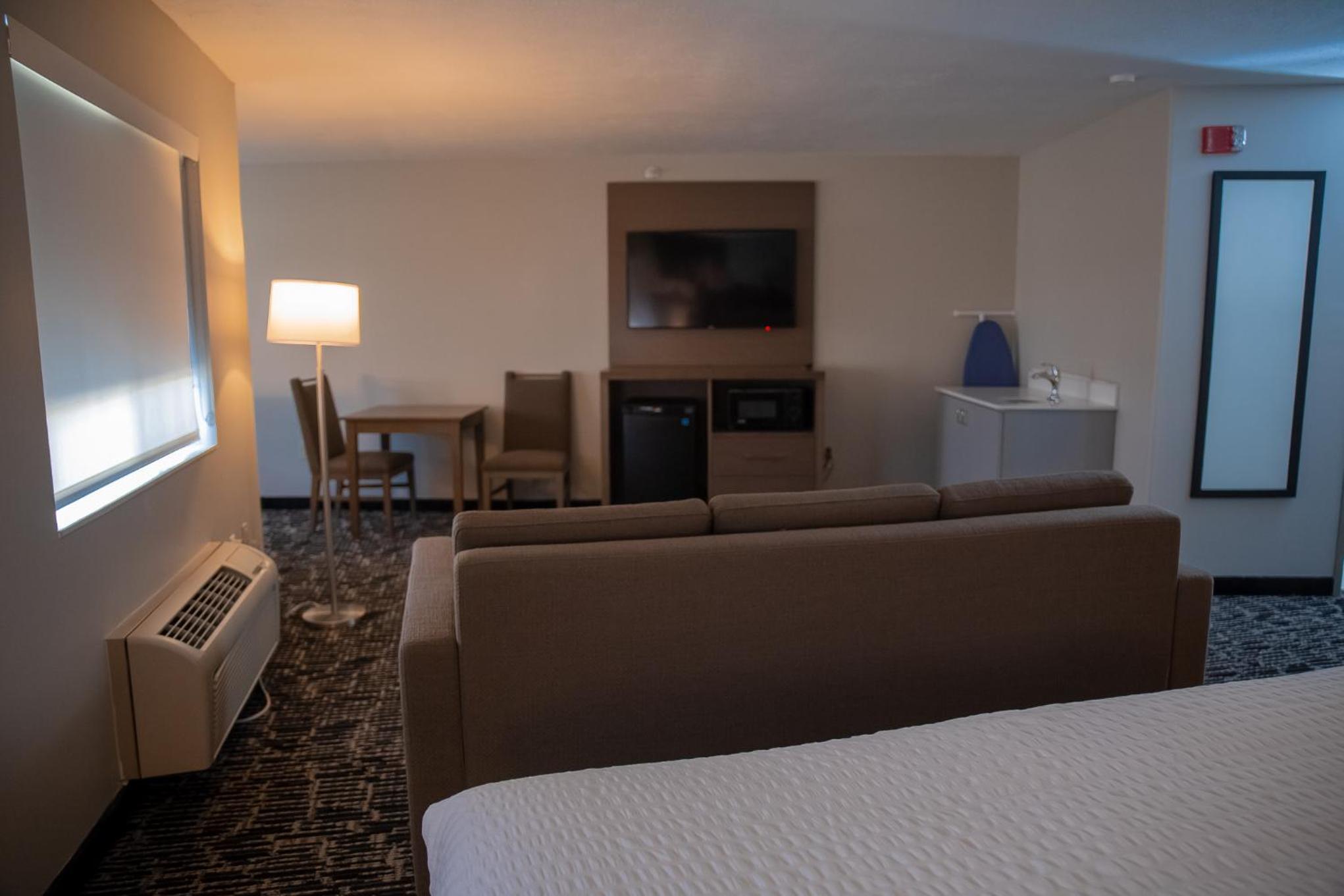 King Room with Sofa Bed - Non-Smoking - Photo 11