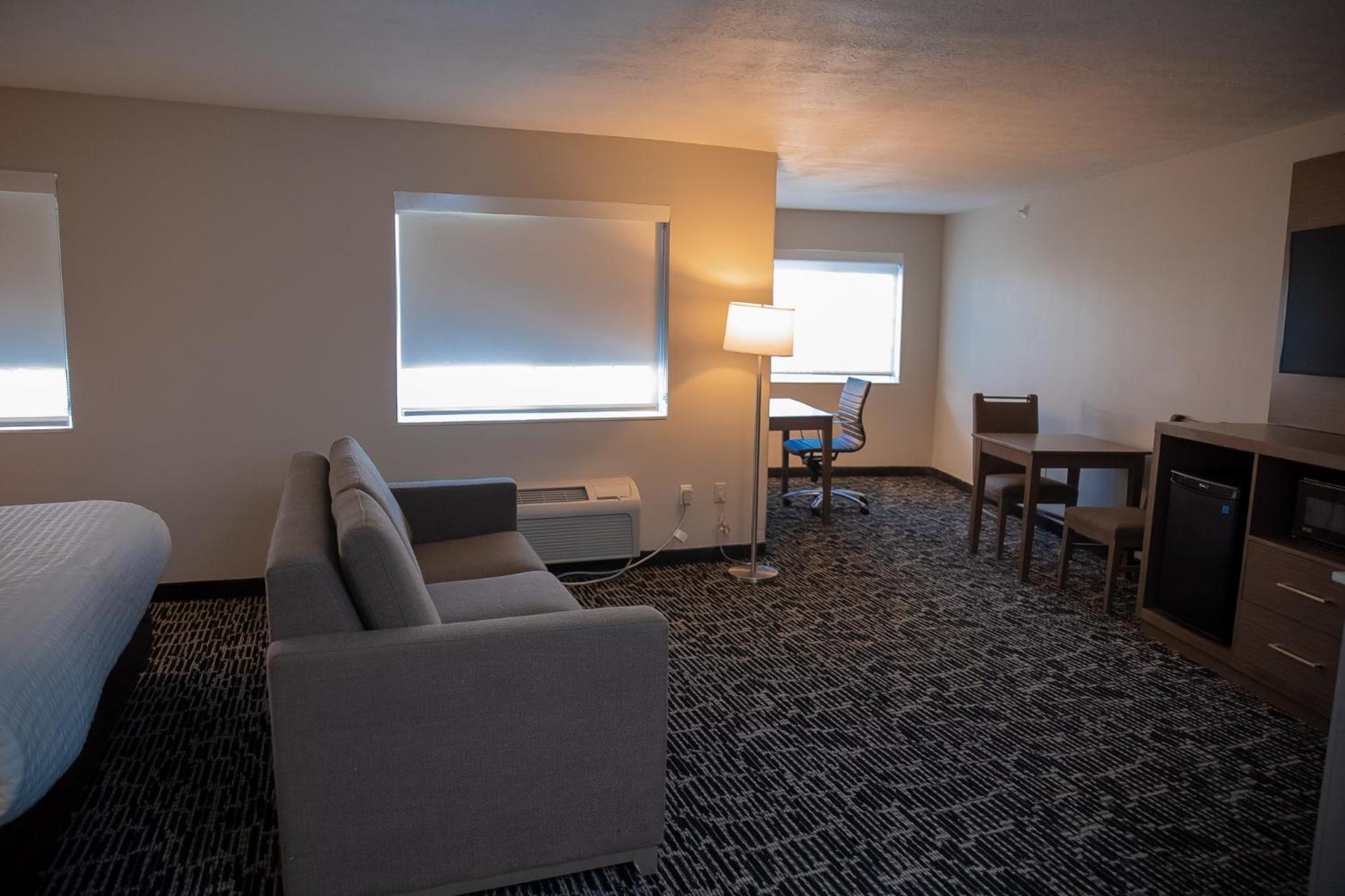 King Suite with Sofa Bed - Non-Smoking - Photo 4