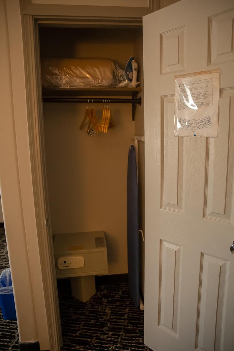 Standard Queen Room with Two Queen Beds - Non-Smoking - Photo 3