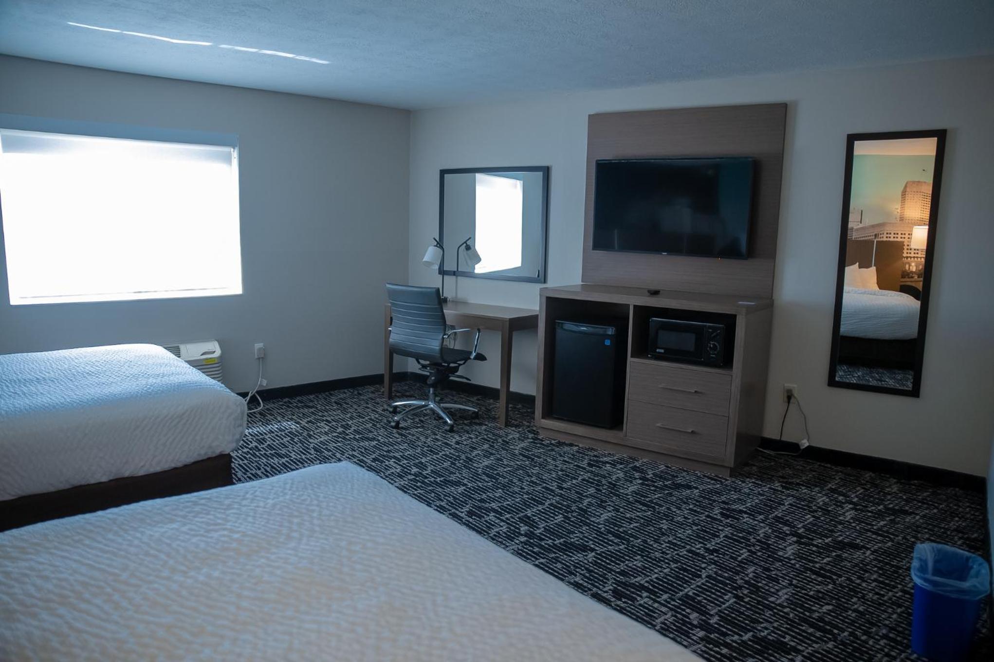 Standard Queen Room with Two Queen Beds - Non-Smoking - Photo 2