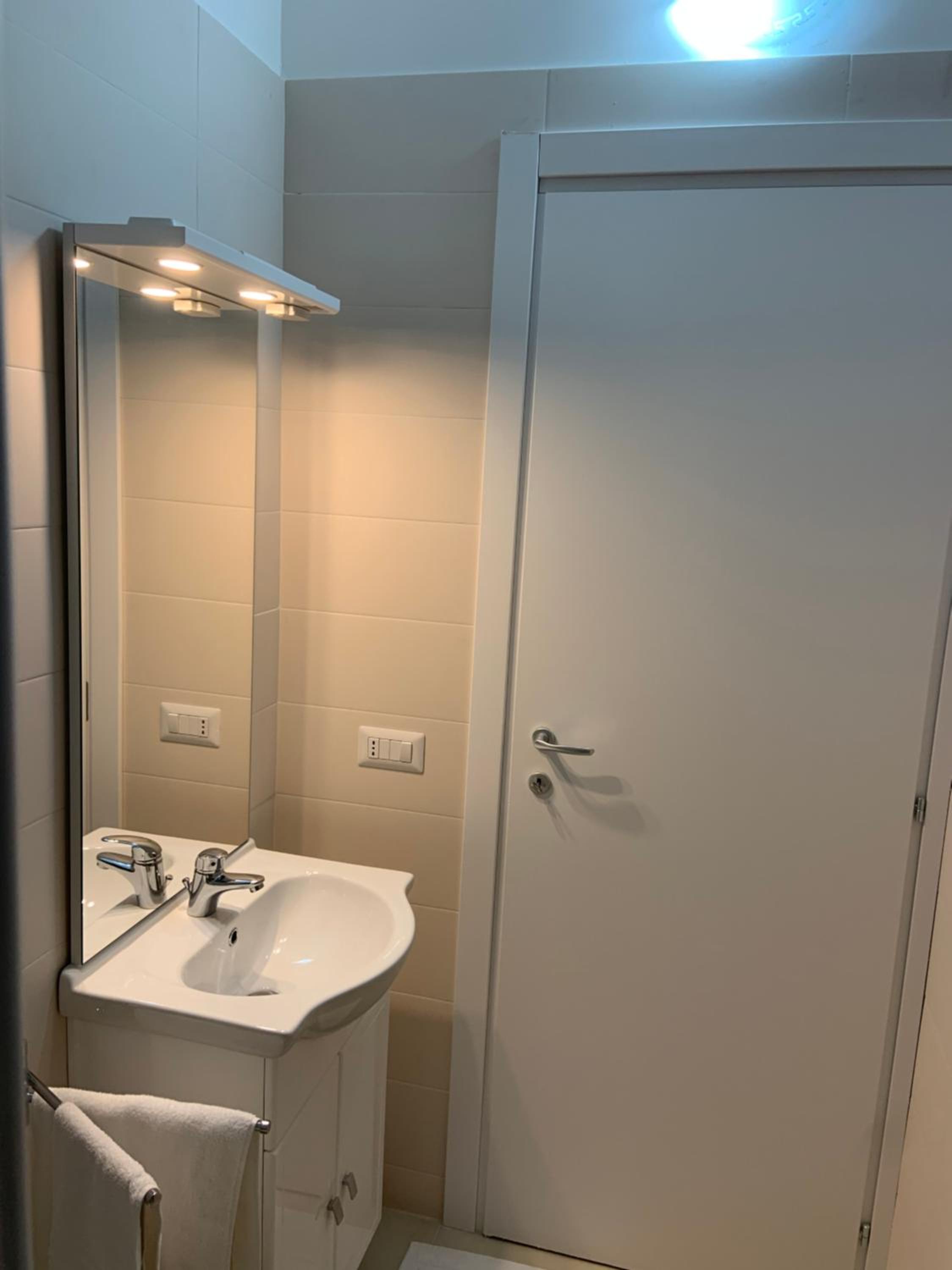 Double Room with Private Bathroom - Photo 8
