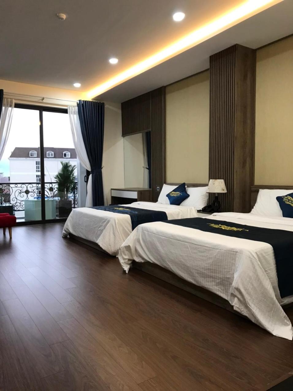 Queen Room with Two Queen Beds photo 2