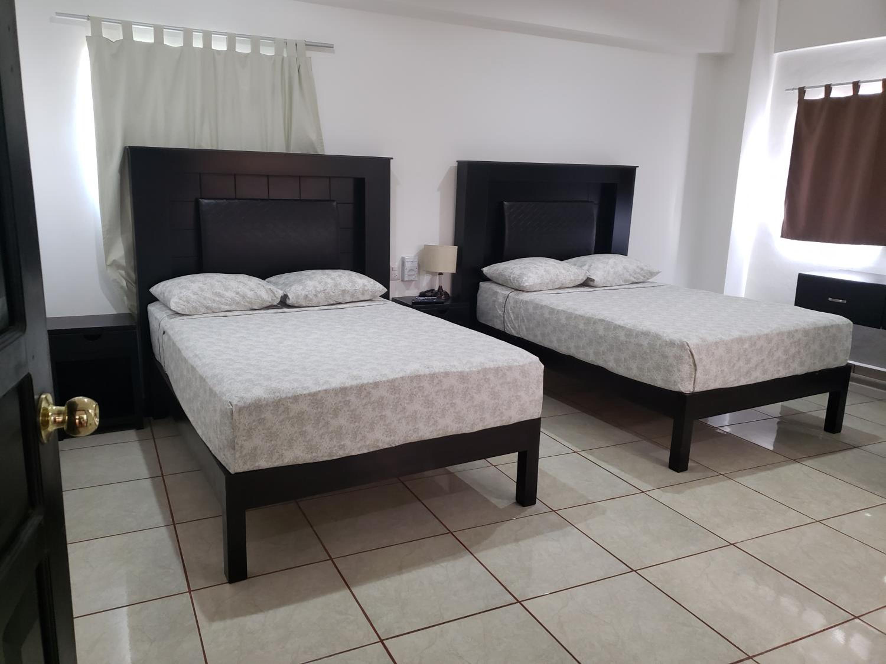 Standard Twin Room - Photo 13