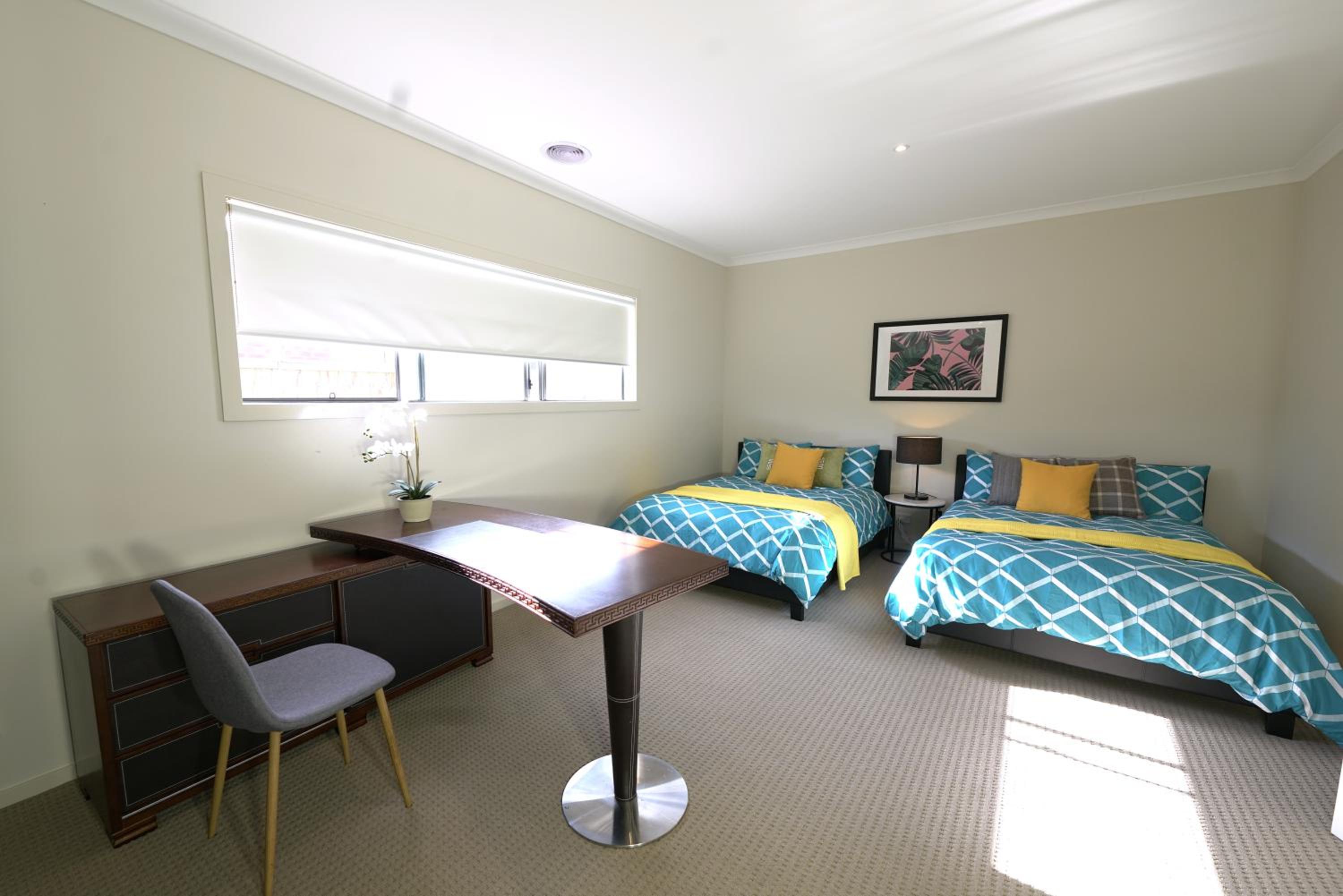 Six-Bedroom House photo 3