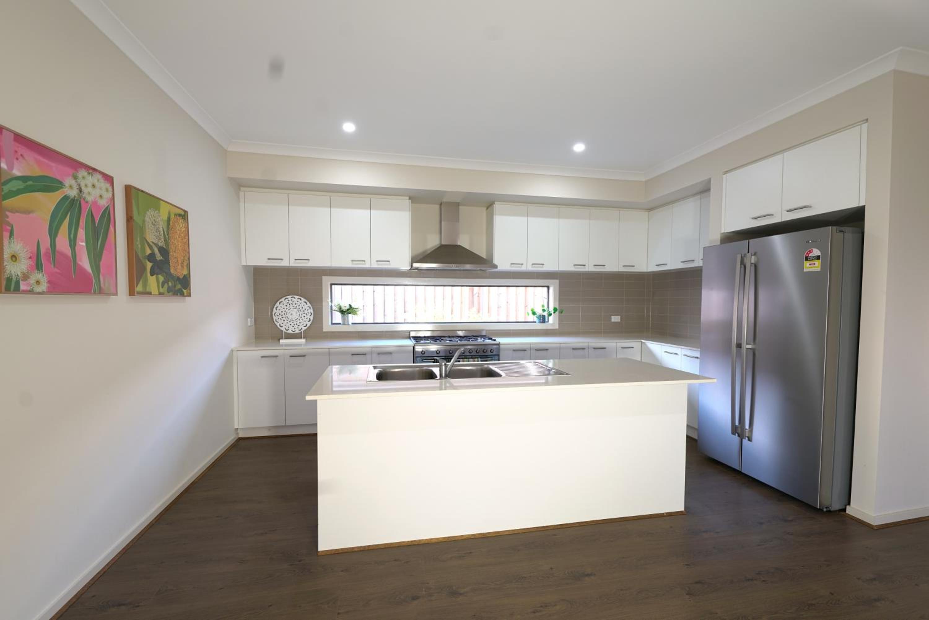 Six-Bedroom House photo 2