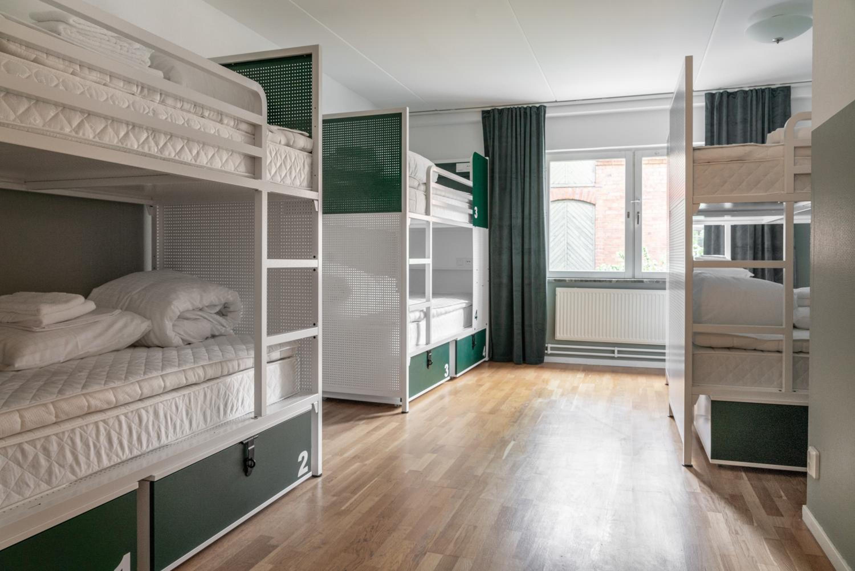 6-Bed Room - Photo 3