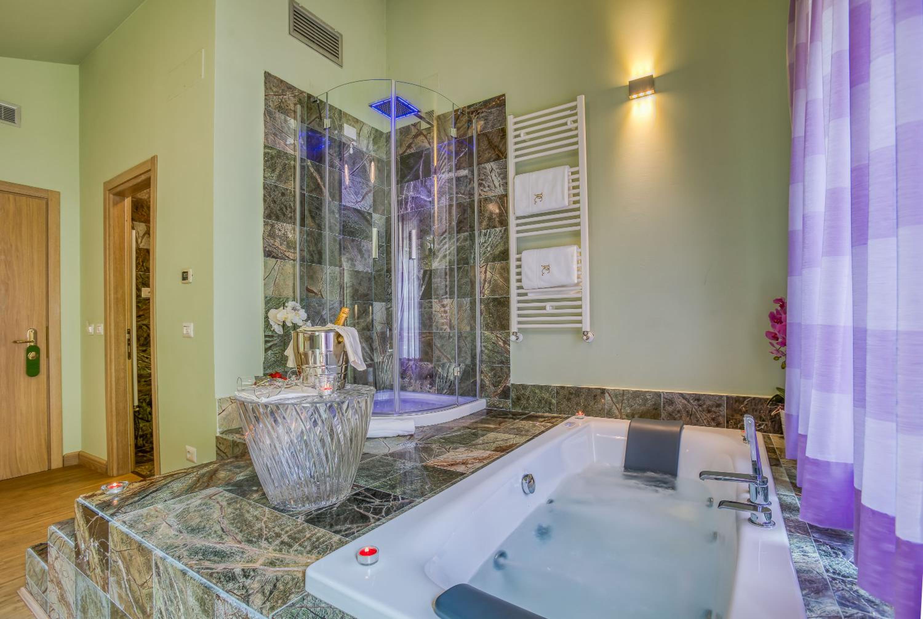 Suite with Spa Access photo 2