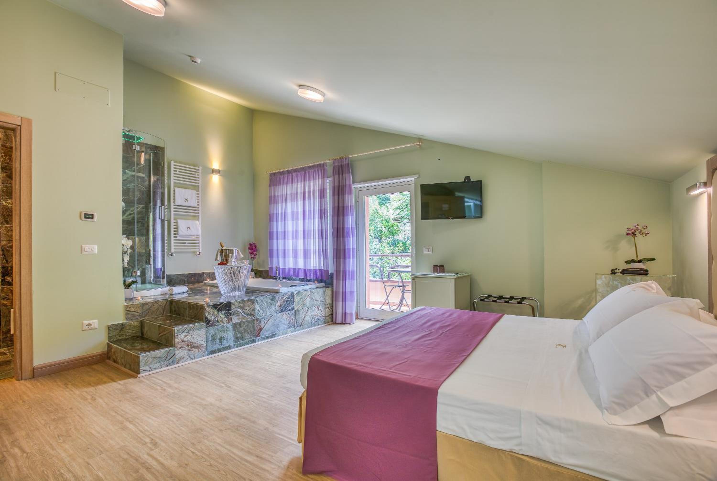 Suite with Spa Access photo 1