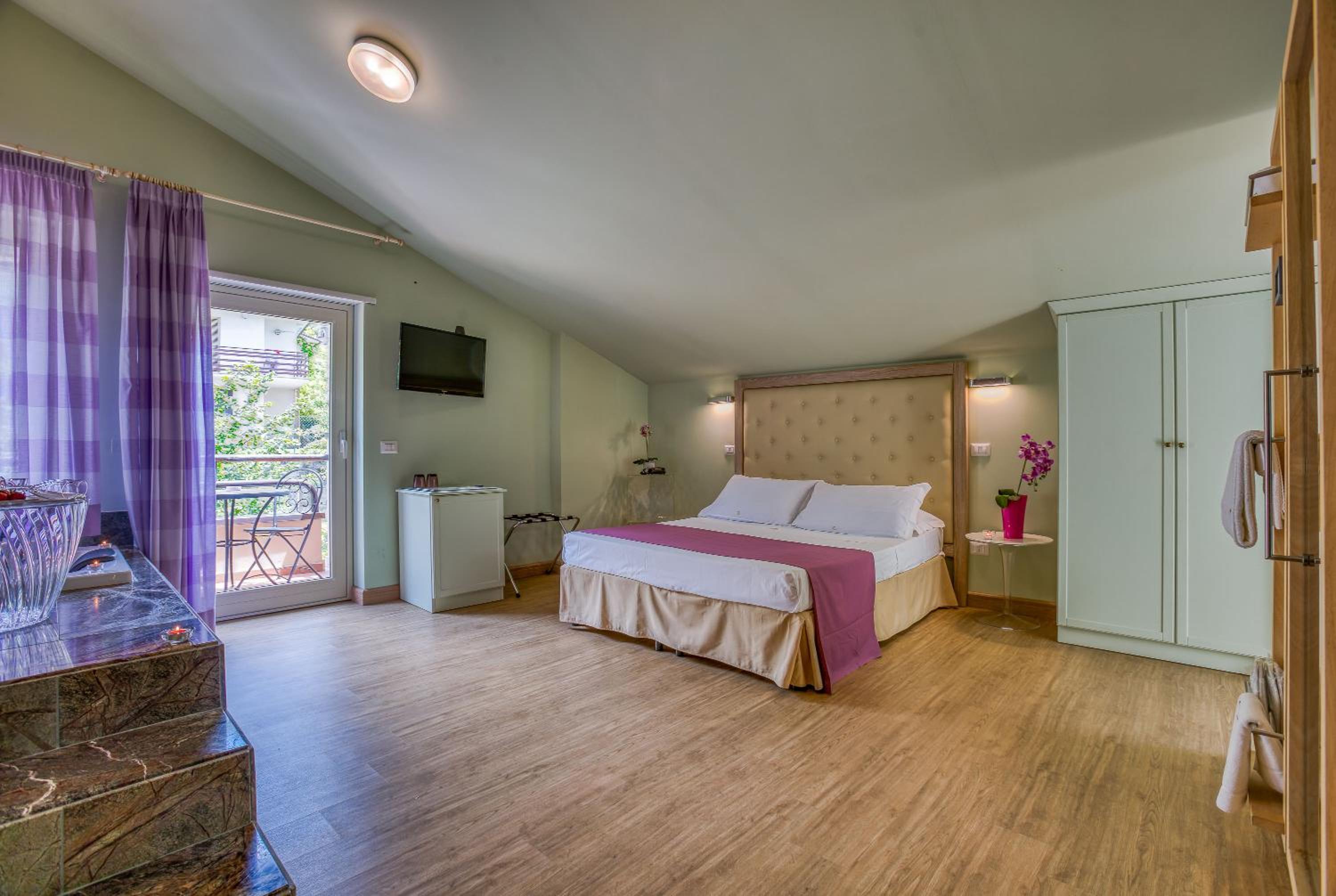 Suite with Spa Access photo 3