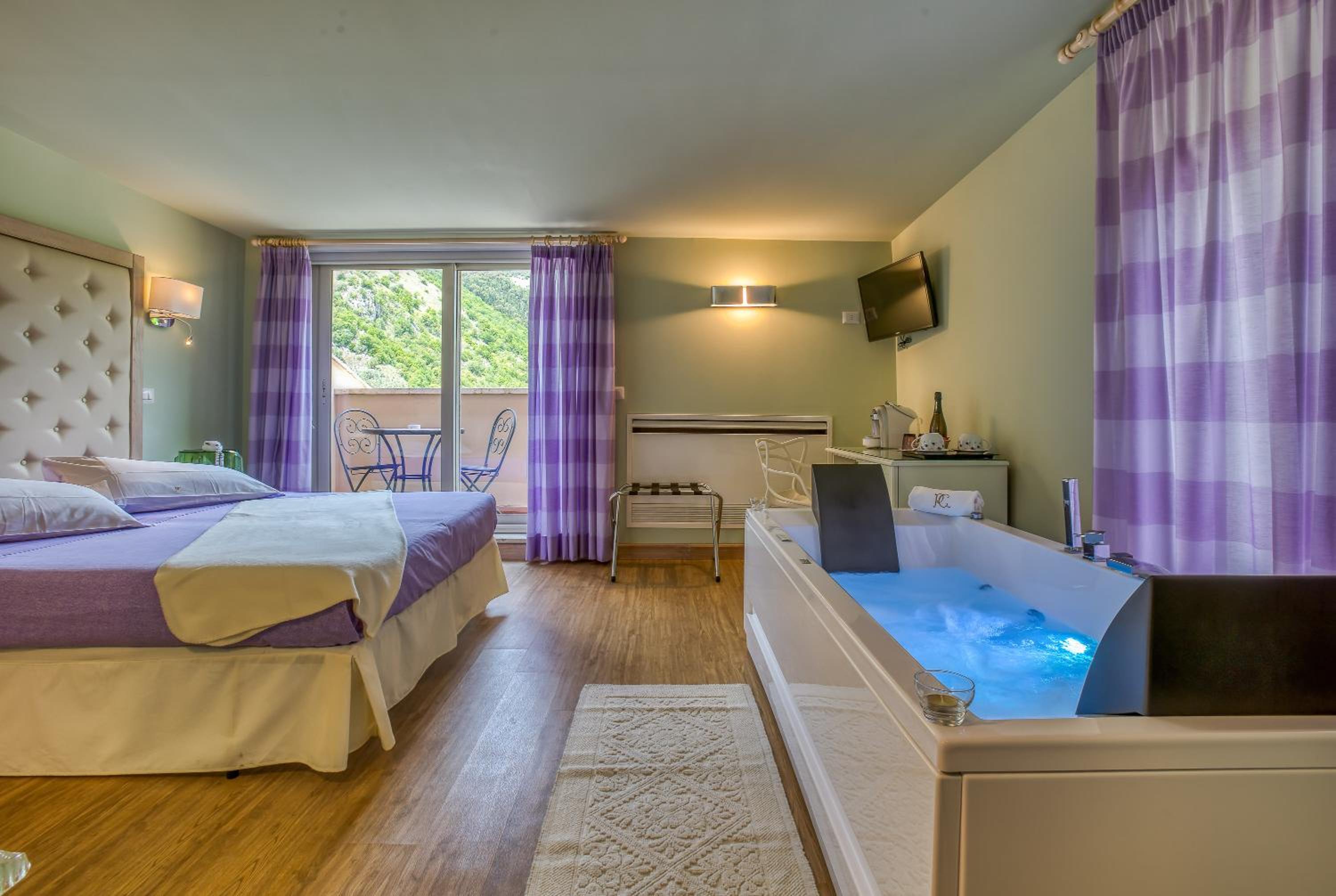 Queen Room with Spa Bath photo 1