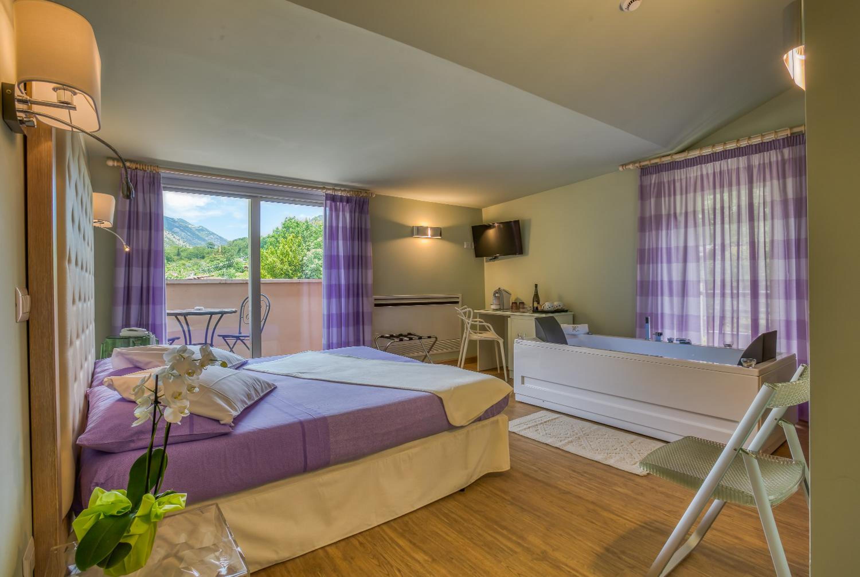 Queen Room with Spa Bath photo 2