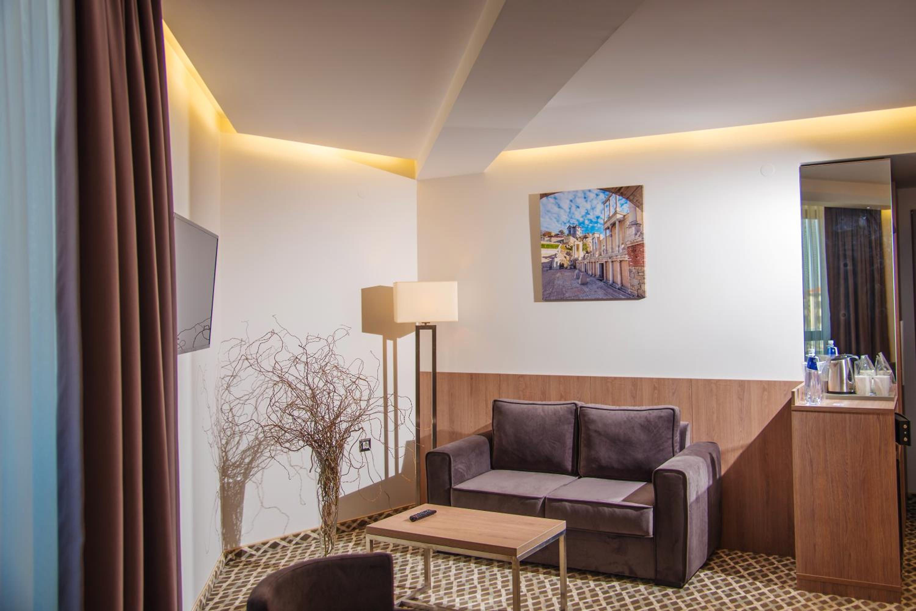 Deluxe King Room - Non-Smoking - Photo 3