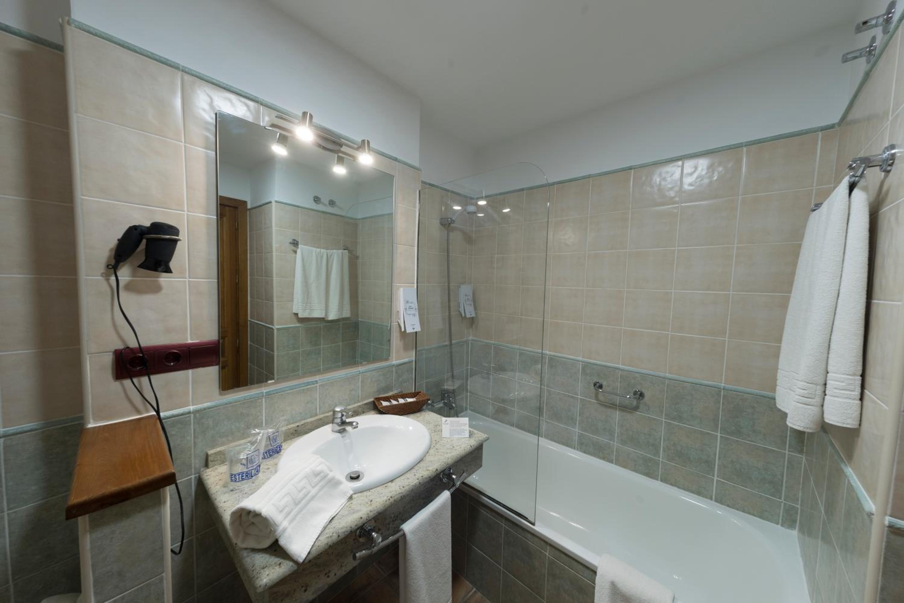 Twin Room - Photo 16