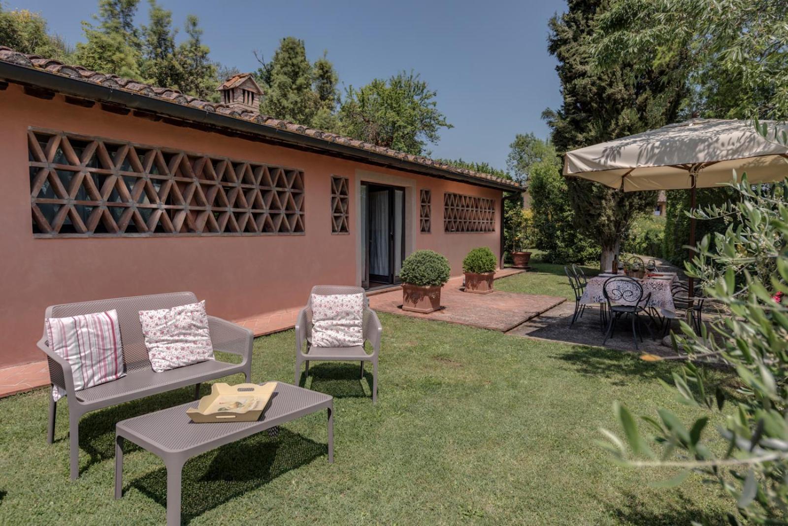 Three-Bedroom Apartment with Large Garden photo 2