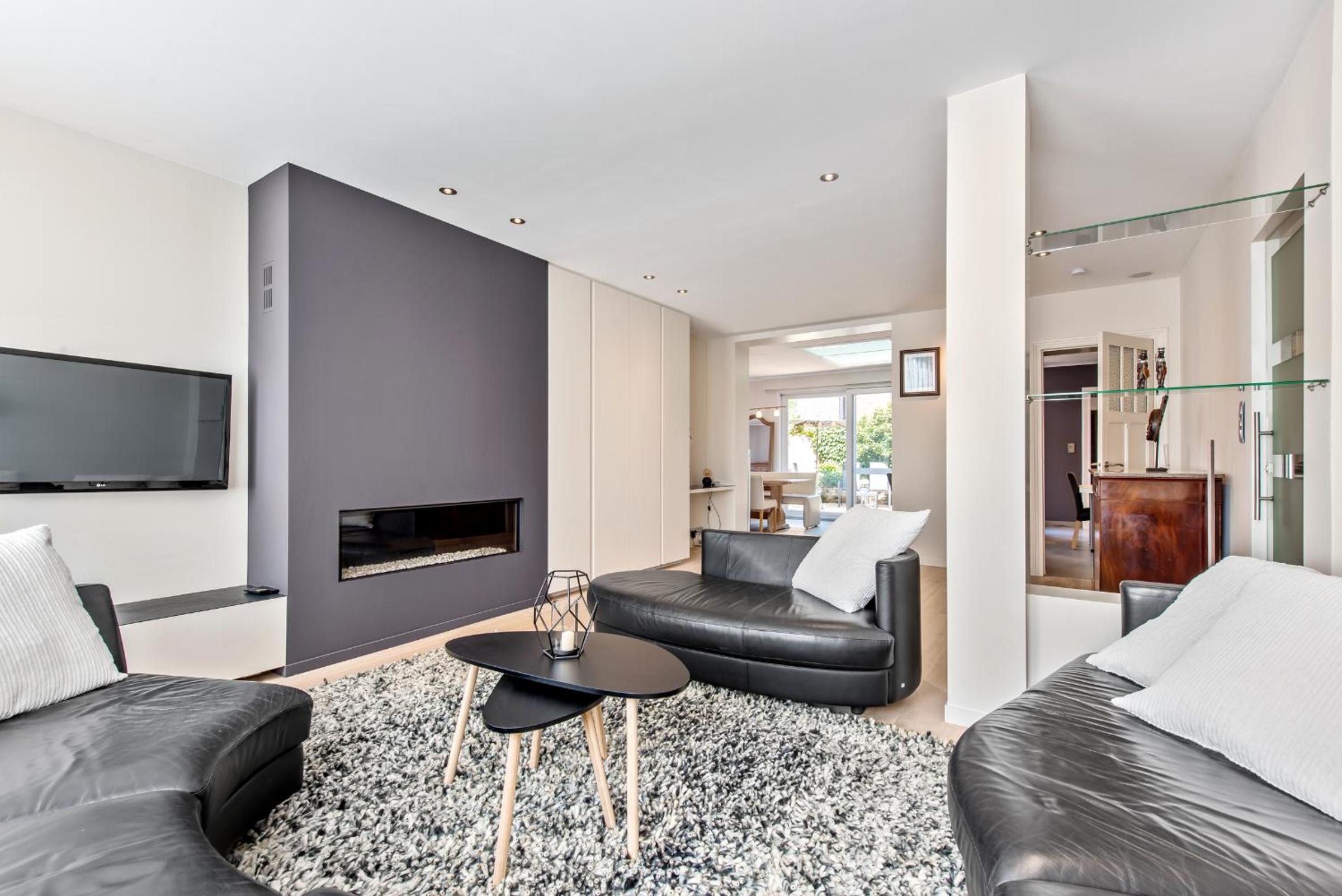 Five-Bedroom House photo 1