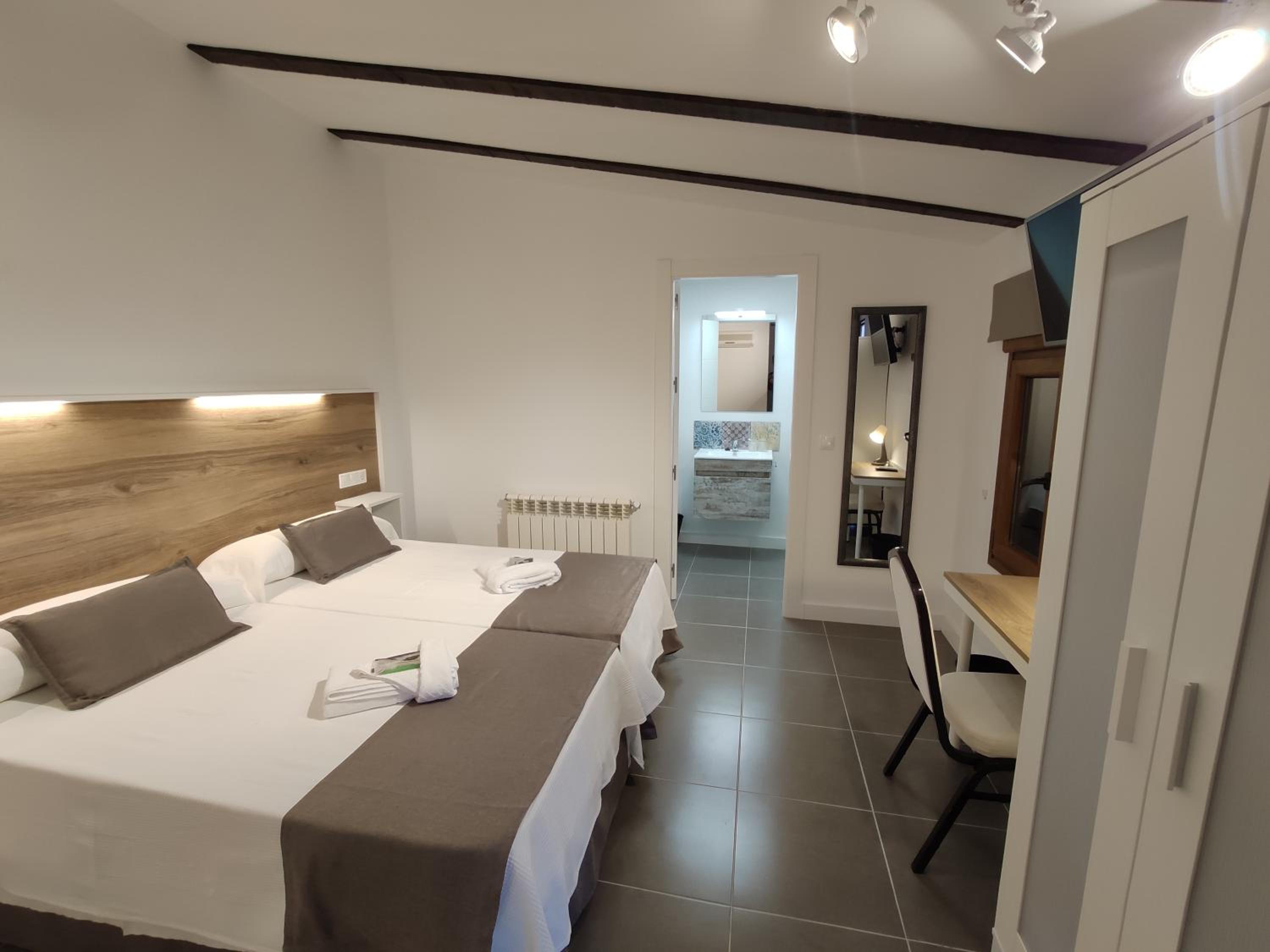 Budget Double Room photo 3
