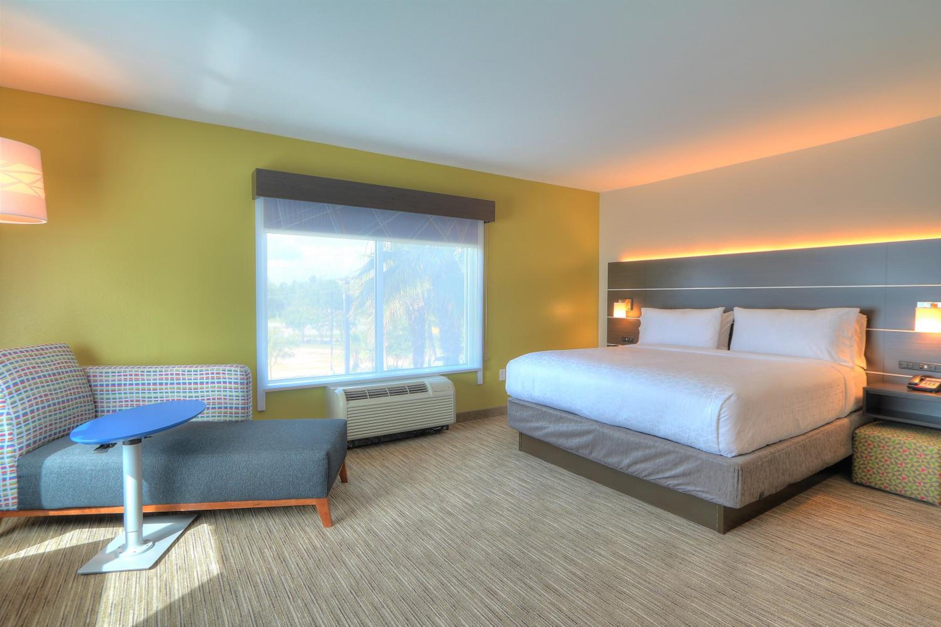 King Room with Jetted Tub - Photo 8