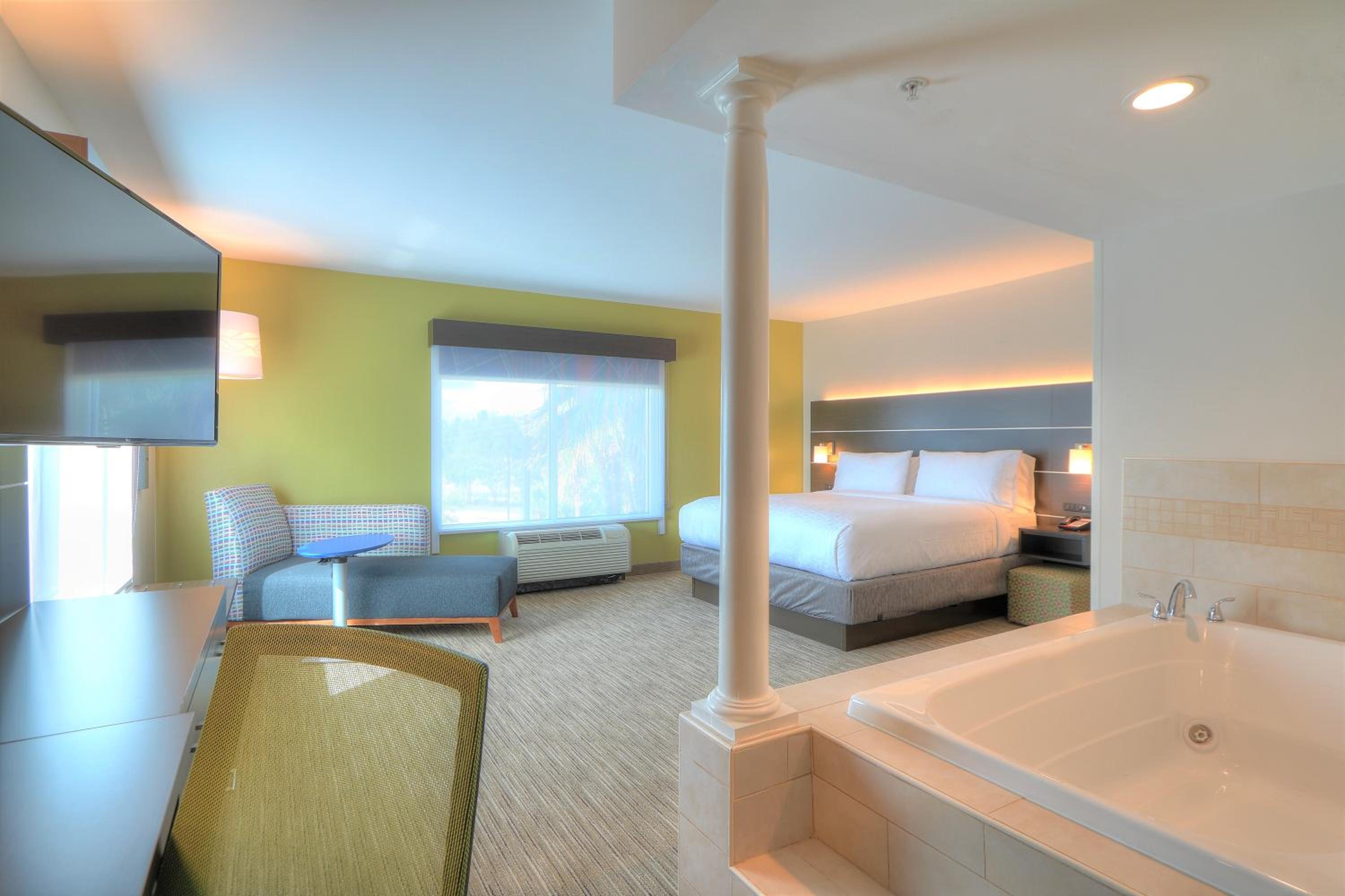 King Room with Jetted Tub - Photo 6