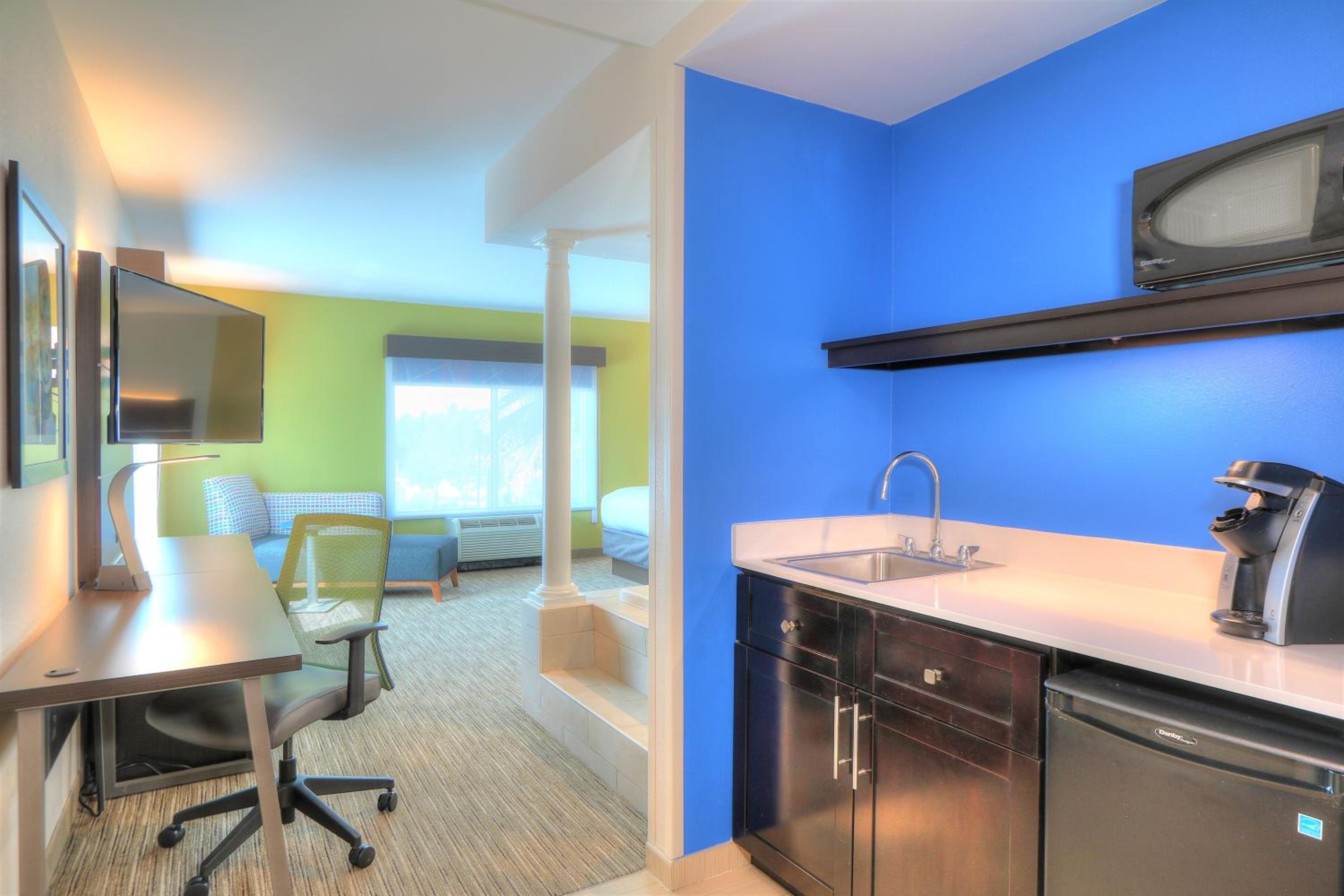King Room with Jetted Tub - Photo 3