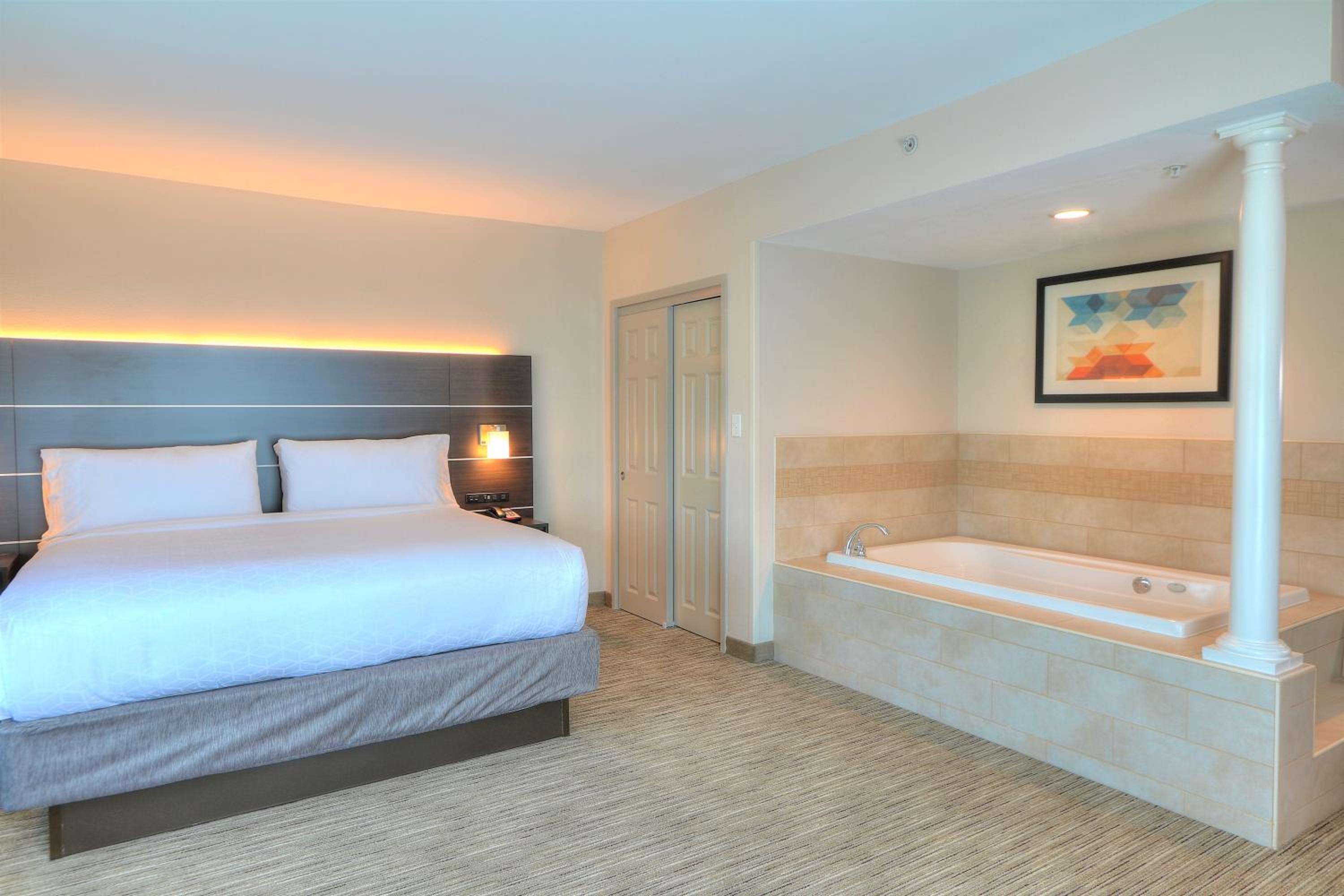 King Room with Jetted Tub - Photo 2
