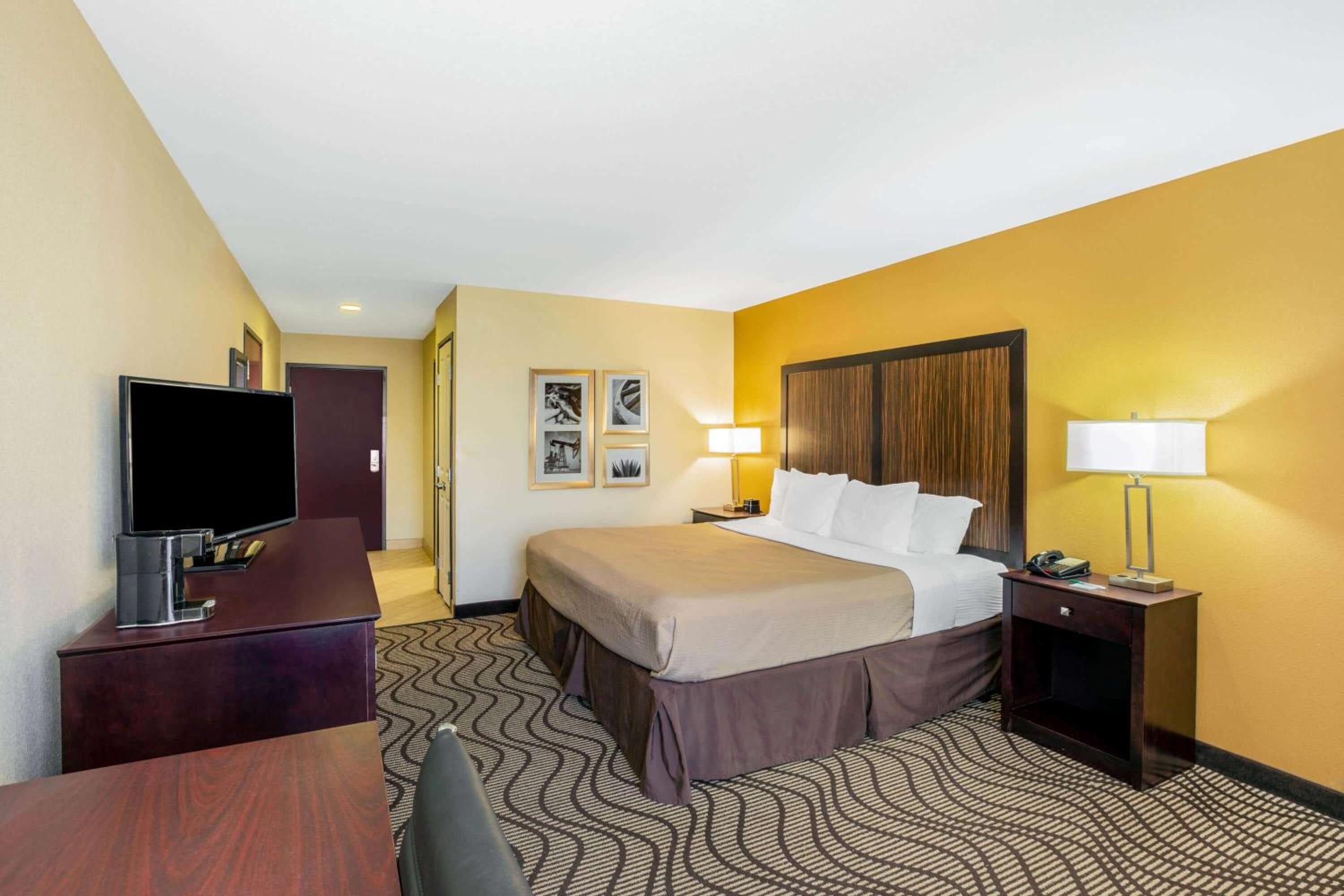 King Room with Roll-In Shower - Mobility/Hearing Accessible - Non-Smoking photo 3