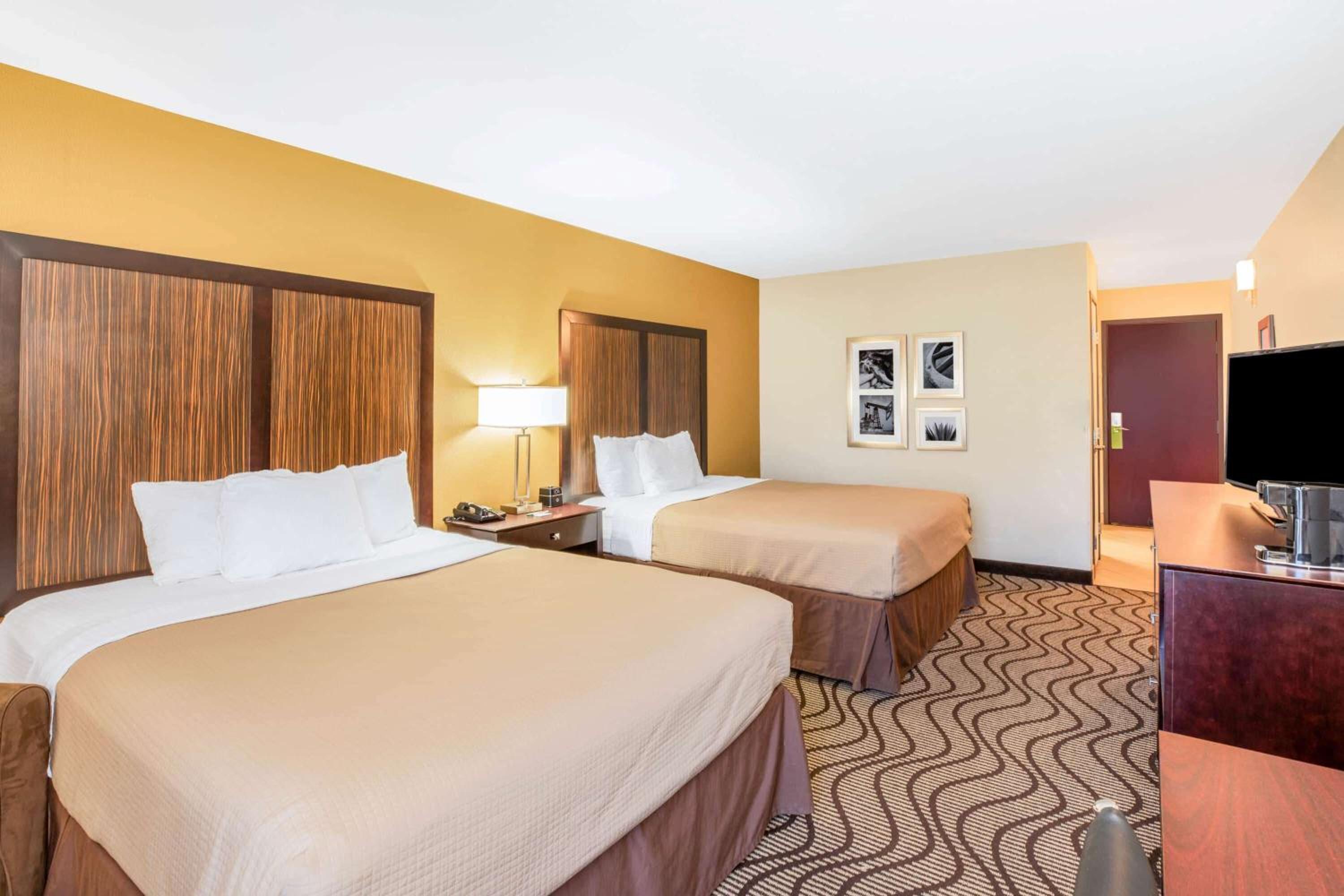 Deluxe Queen Room with Two Queen Beds photo 2