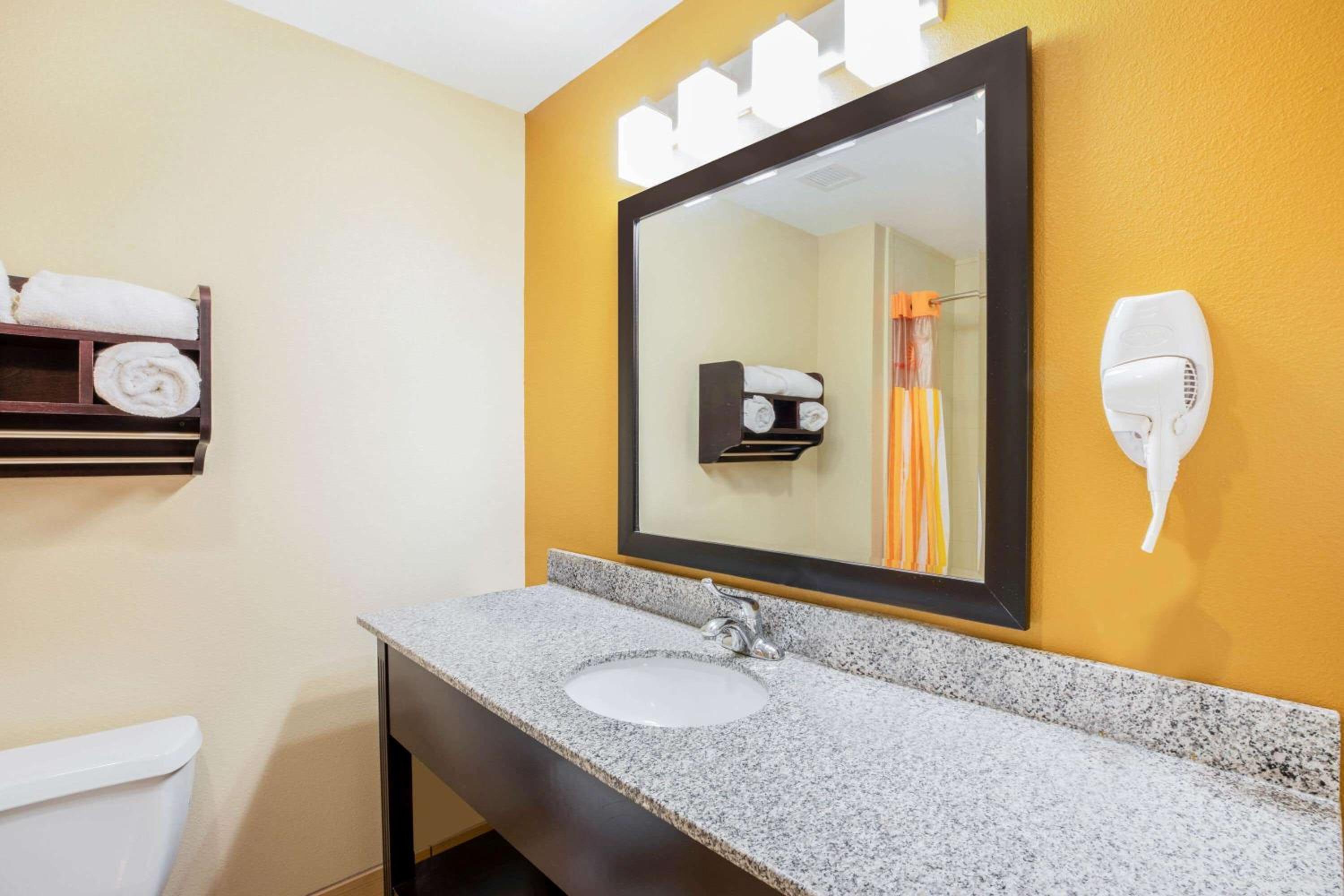 Deluxe King Room with Tub with Grab Bars - Mobility Accessible/Non-Smoking photo 3