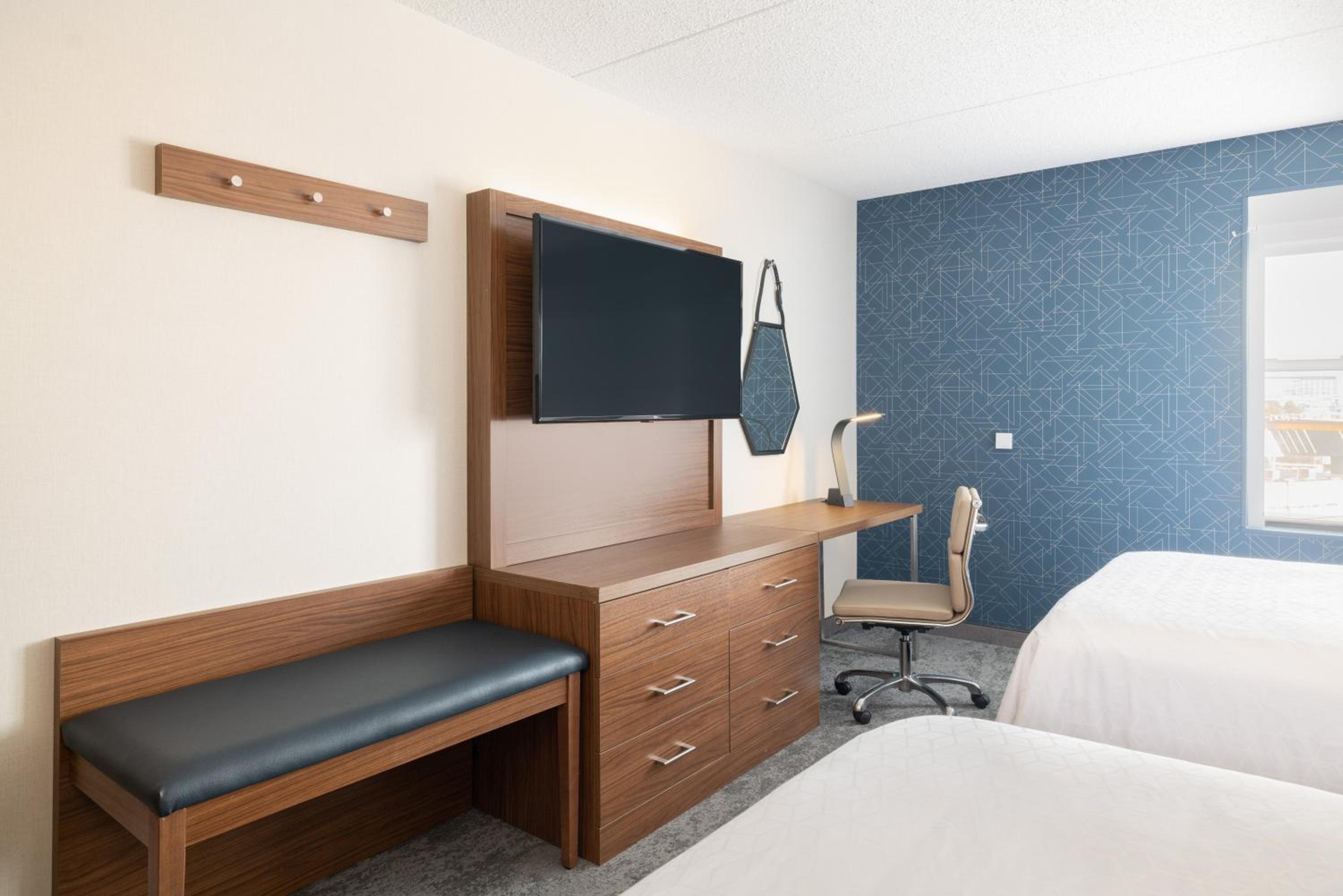 Standard Double Room with Two Double Beds and Accessible Tub - Mobility Access - Photo 4