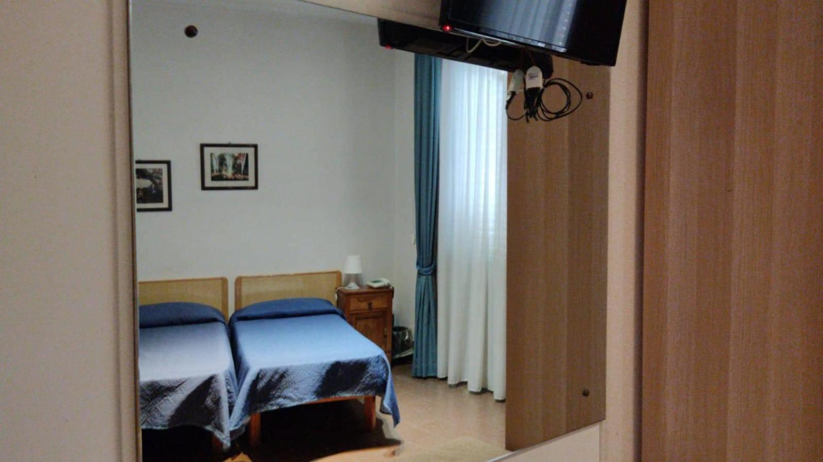 Double or Twin Room - Photo 4