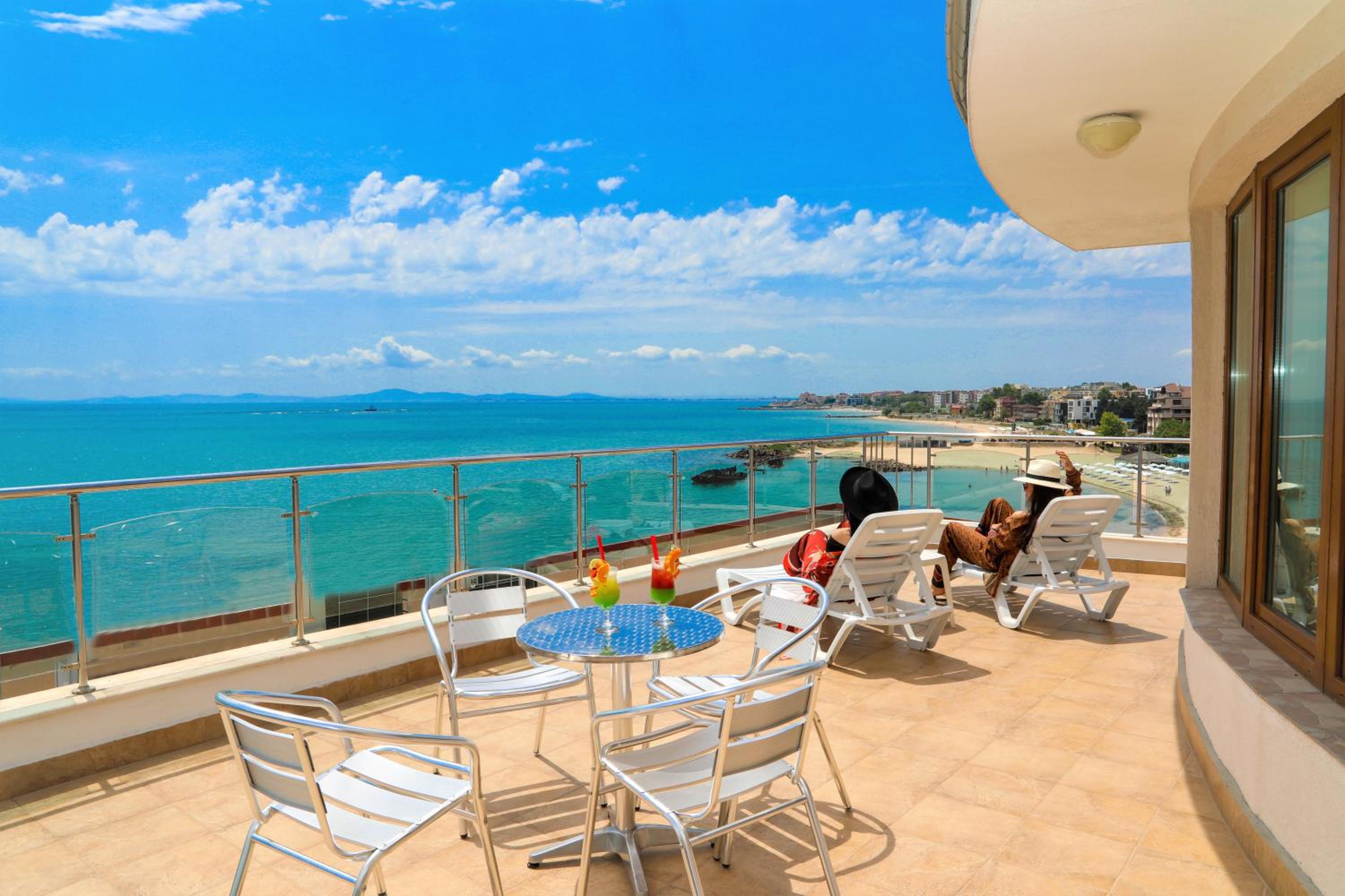 One-Bedroom Apartment with Sea View photo 3