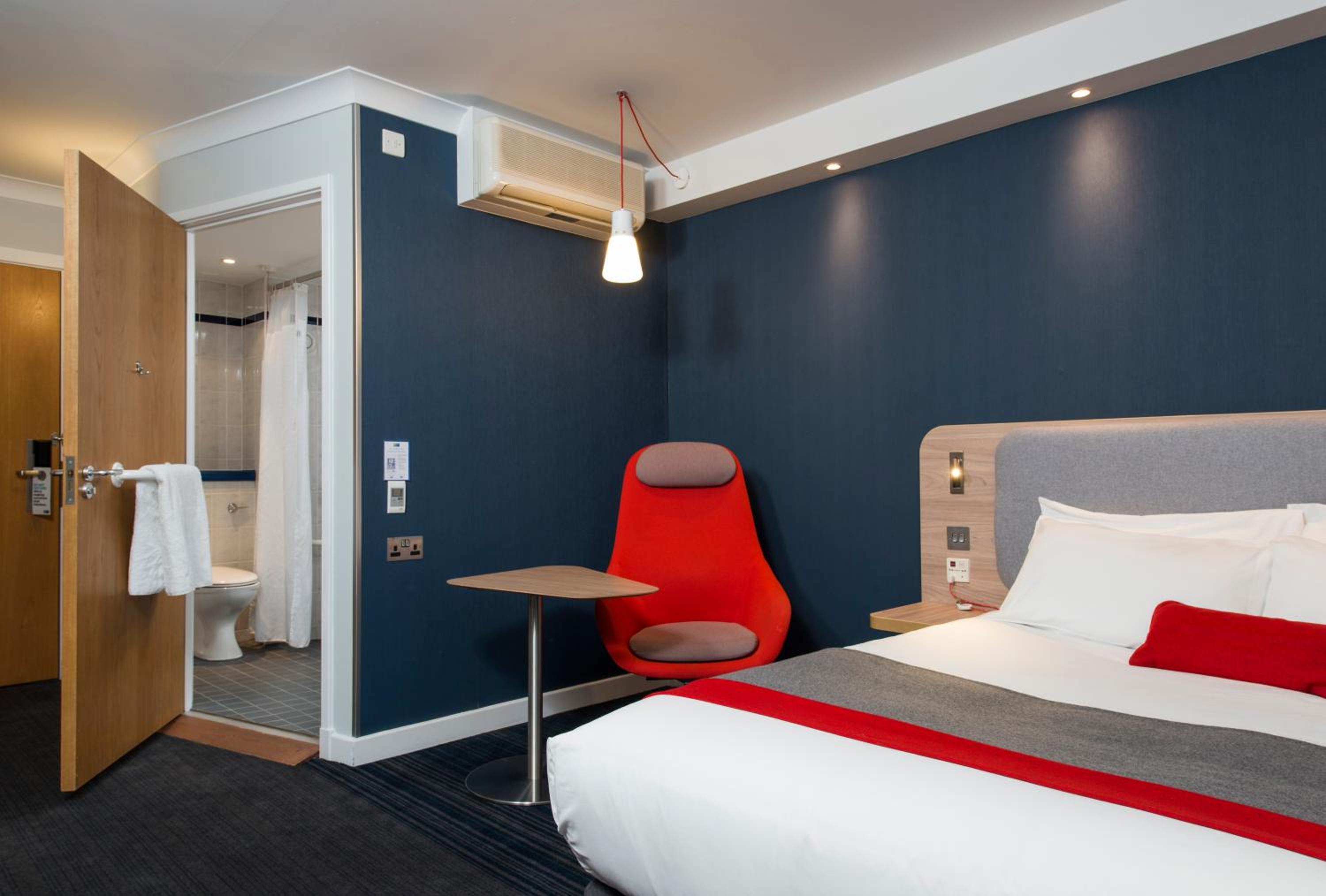 Double Room with Free Hot Breakfast - Accessible photo 3