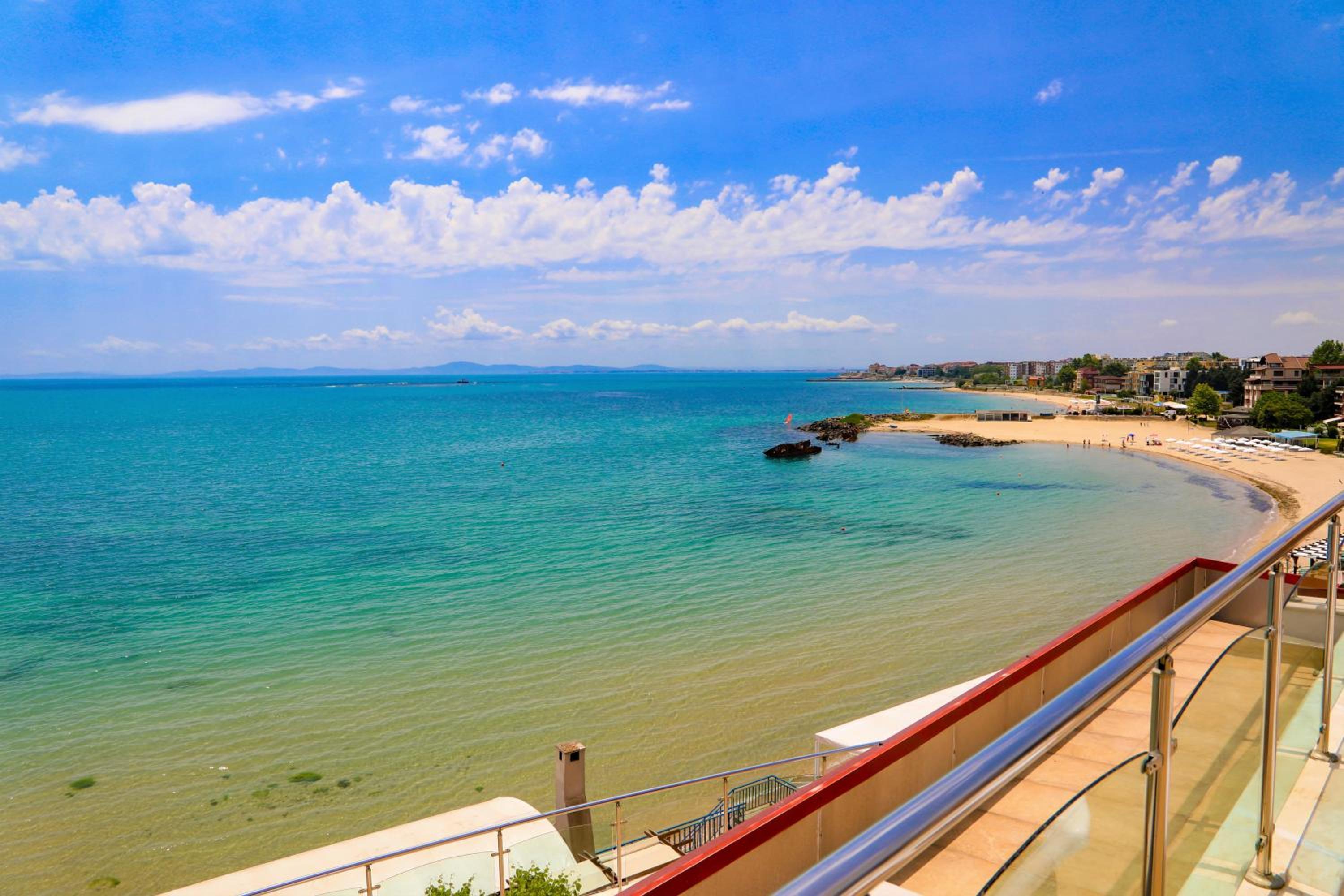 One-Bedroom Apartment with Sea View photo 2