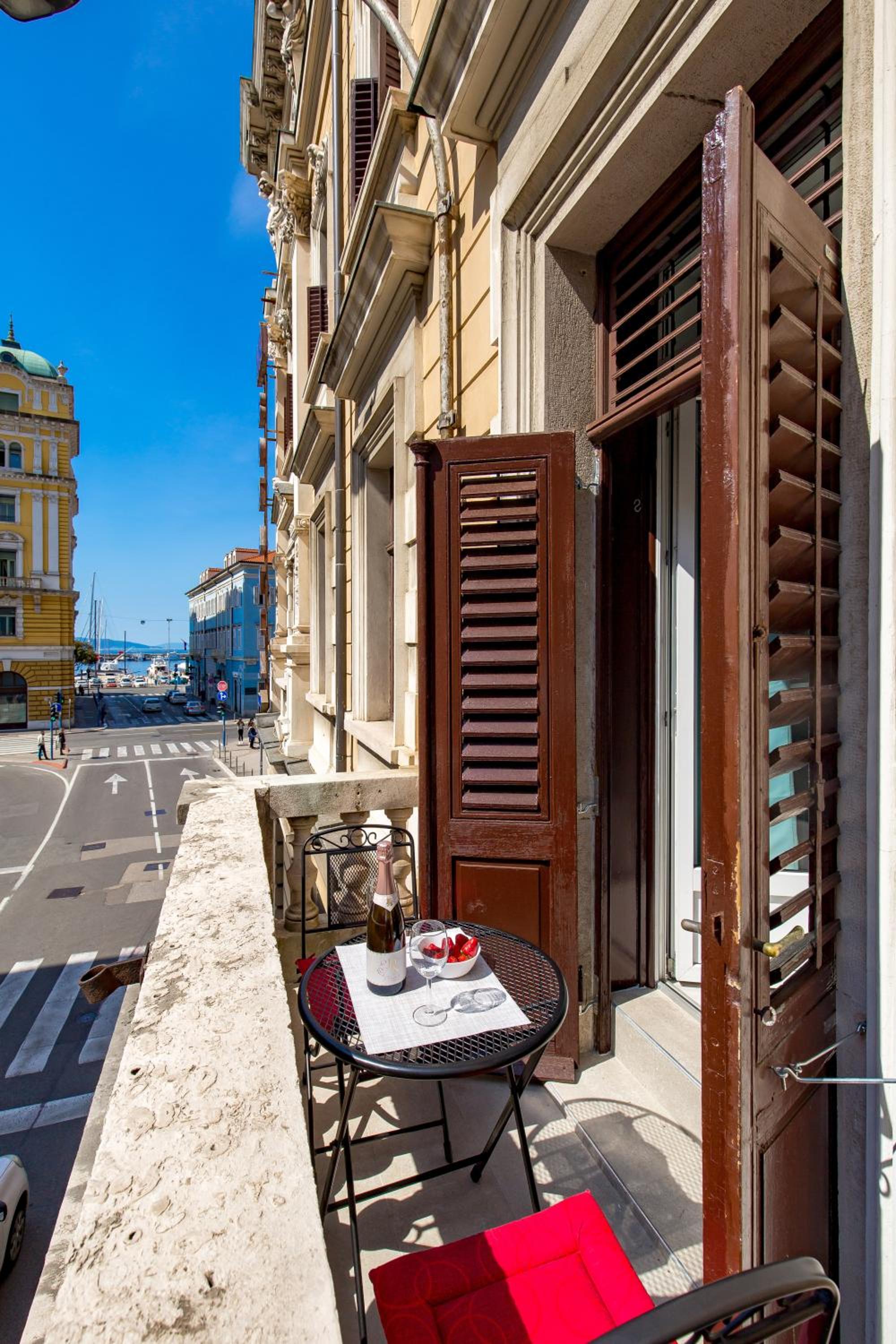 Studio with Balcony - Photo 7