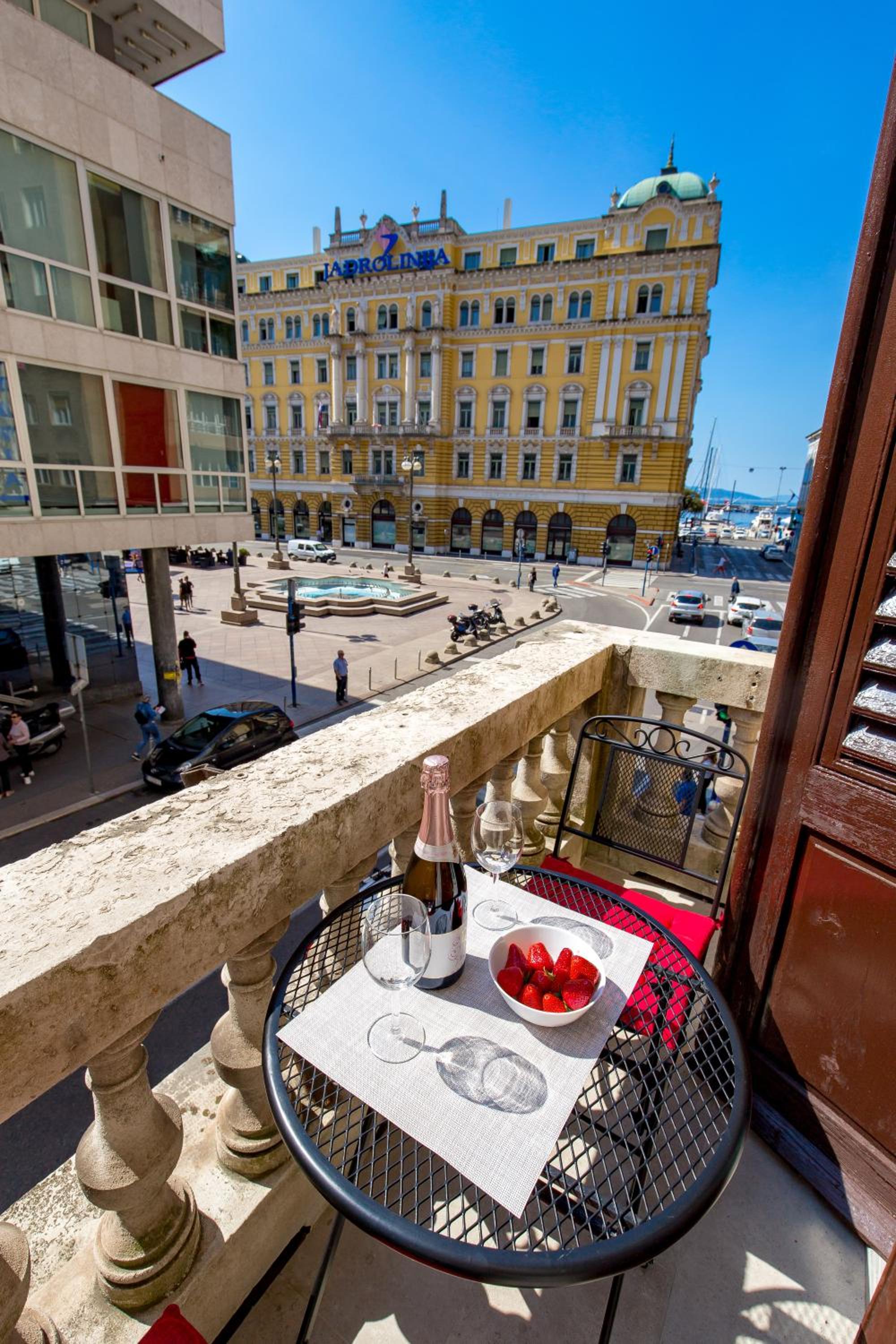 Studio with Balcony - Photo 15