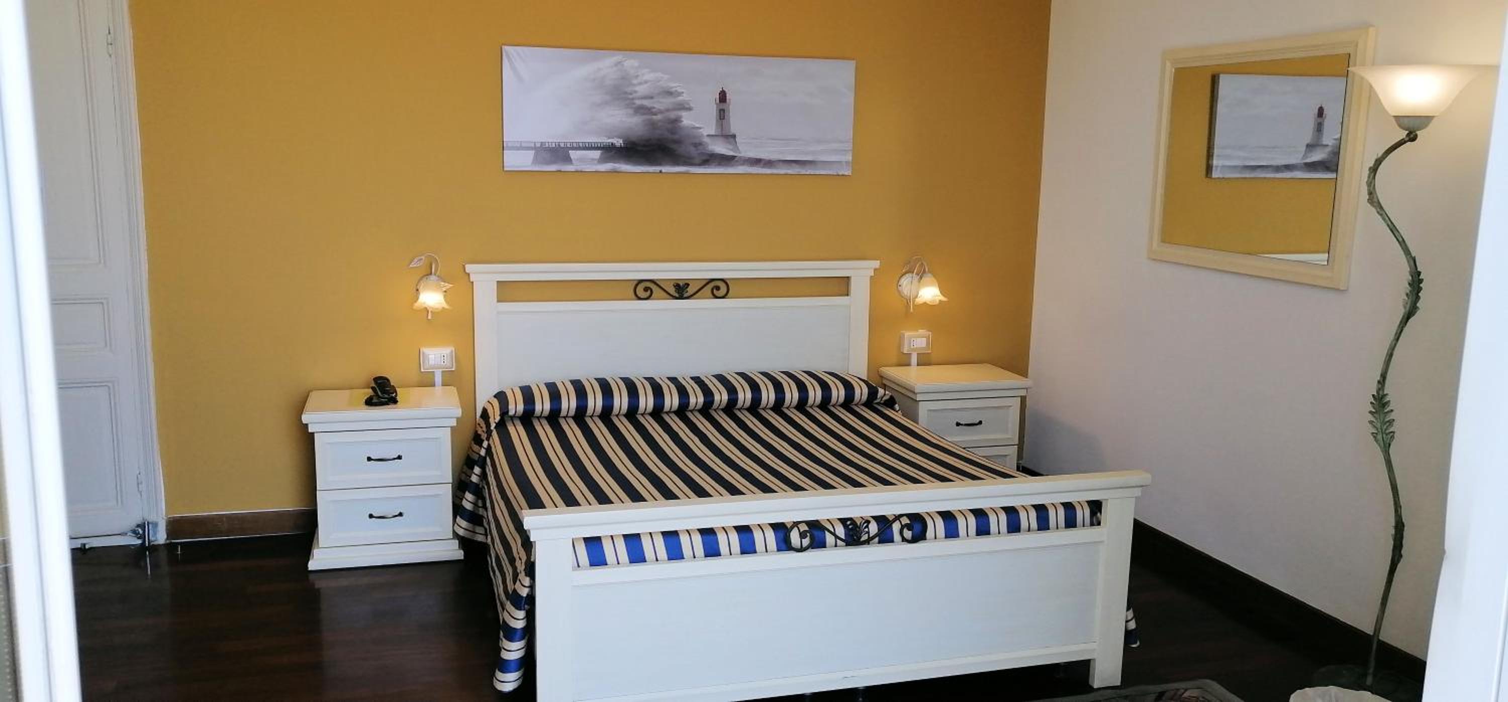 Double Room with Sea View - Photo 2