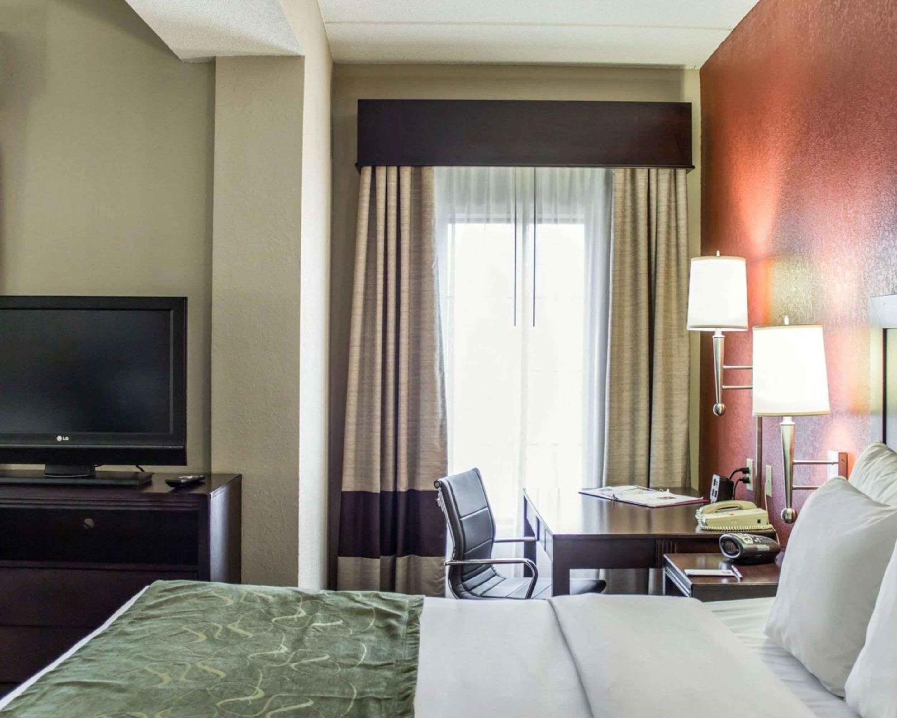 Jr. Executive Suite - Photo 4
